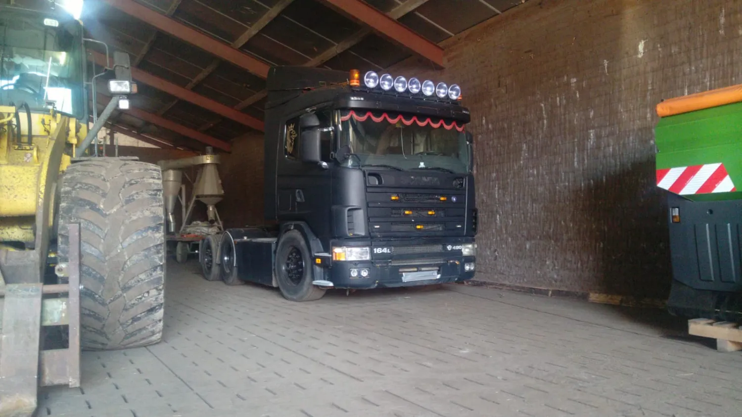 Scania V8 Truck - Switchable Front Axle, Air Suspension