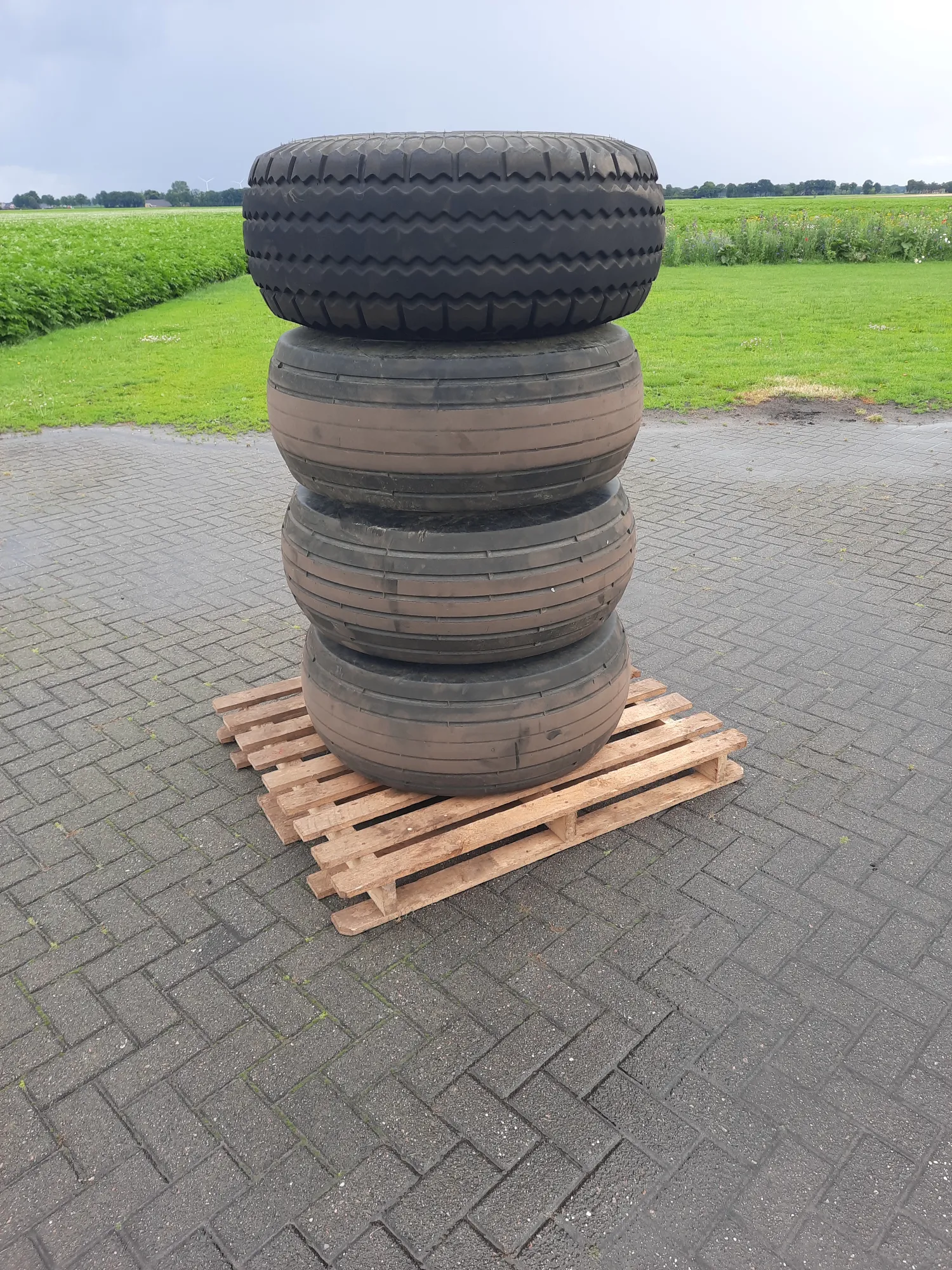 15.0/70-18 Banden met Velgen - 8 Gaats - Te Koop