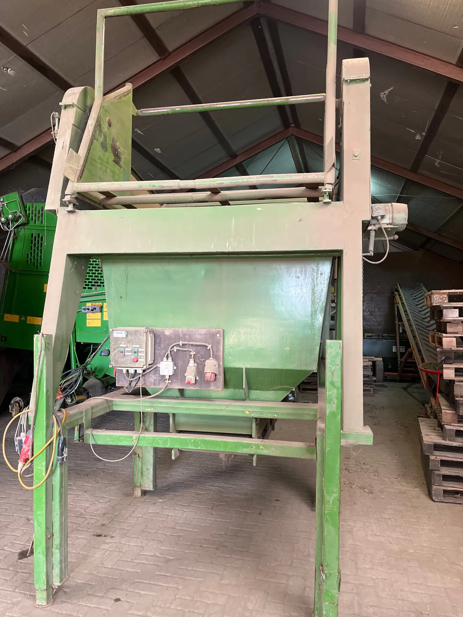 Doseerbunker met onderlosband te koop