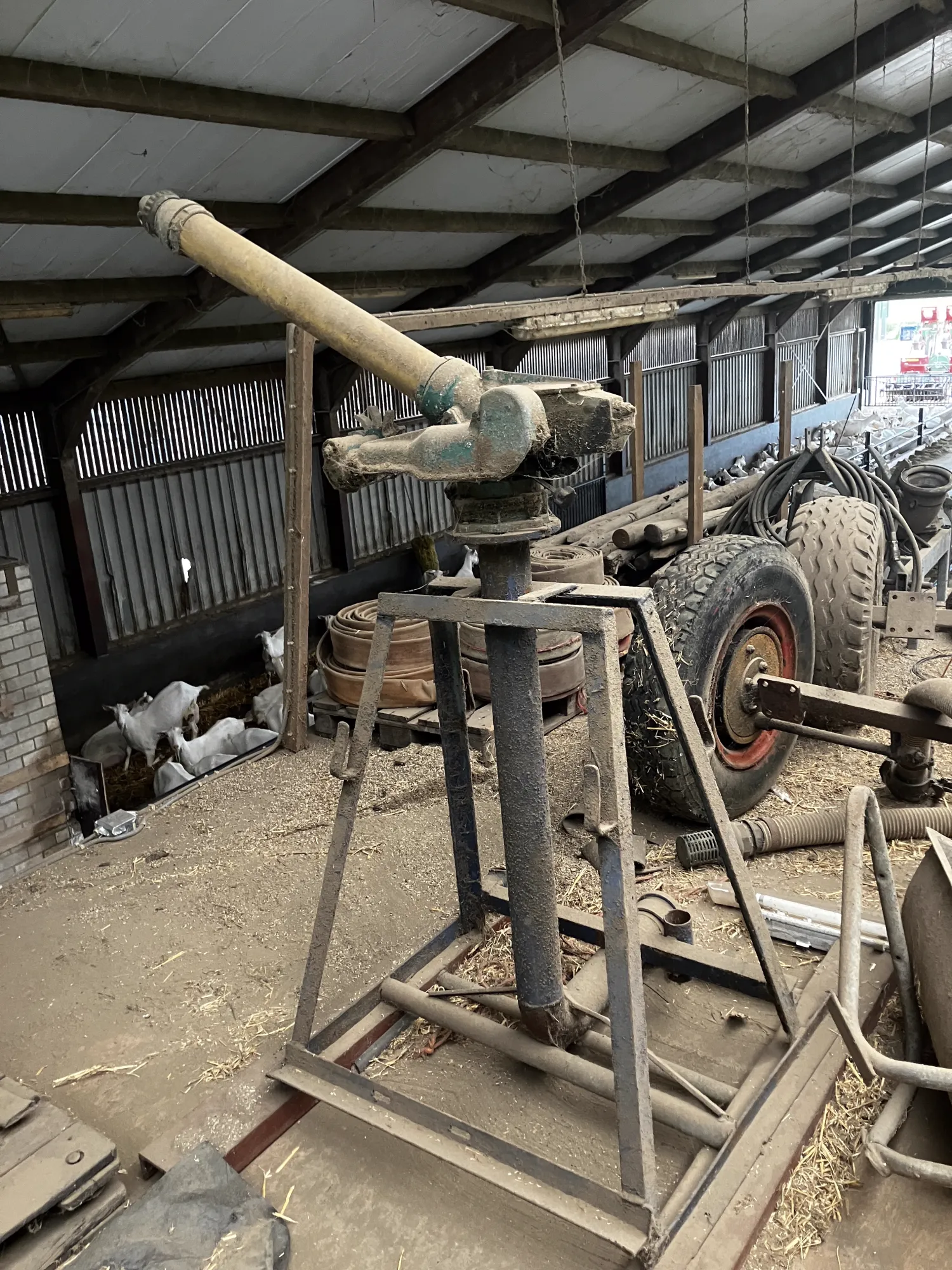 Pomp en kanon met aanzuigslang - Landbouwmaterieel