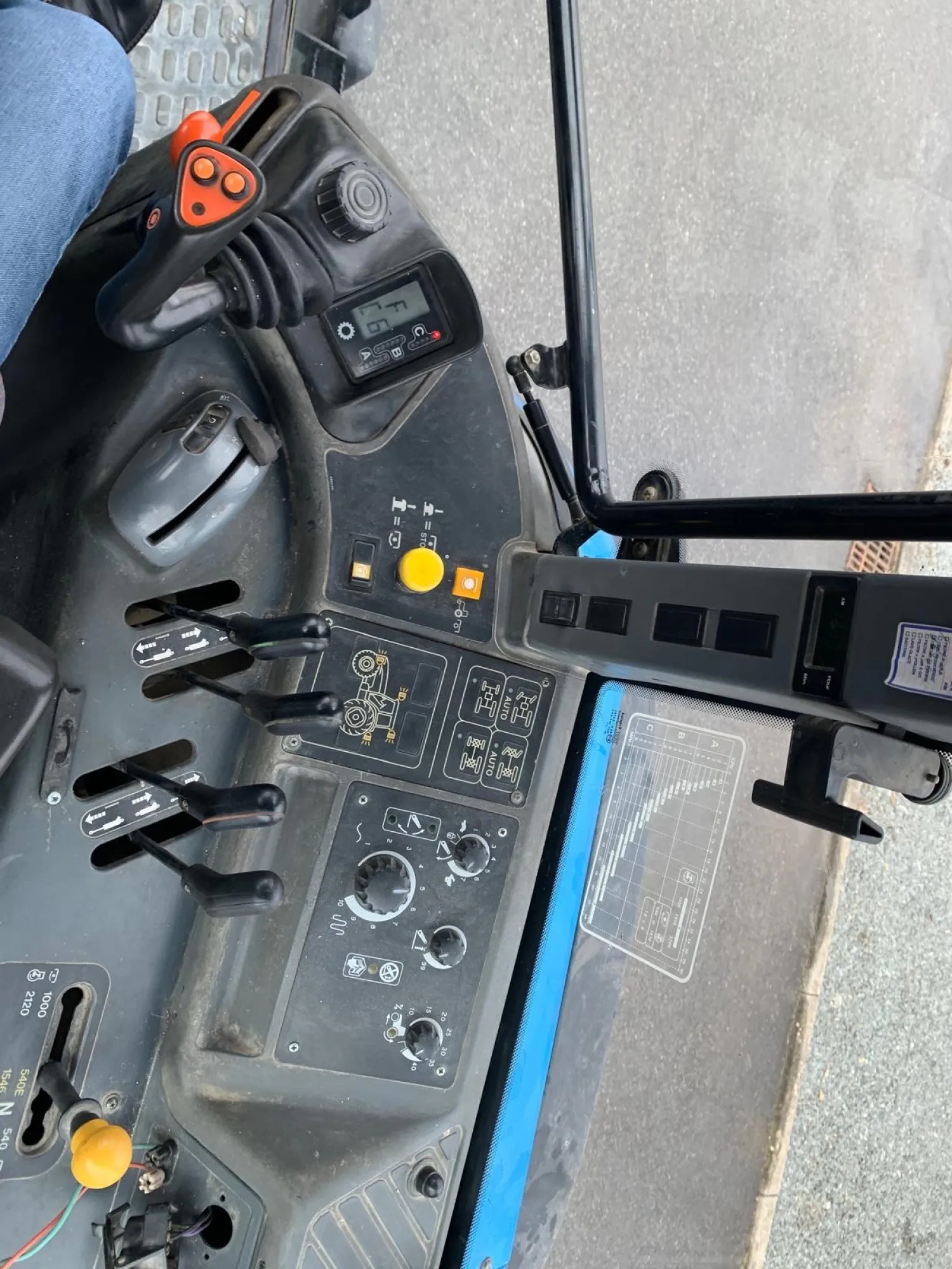 New Holland TM 150 Trekker, 2001, Zeer Netjes