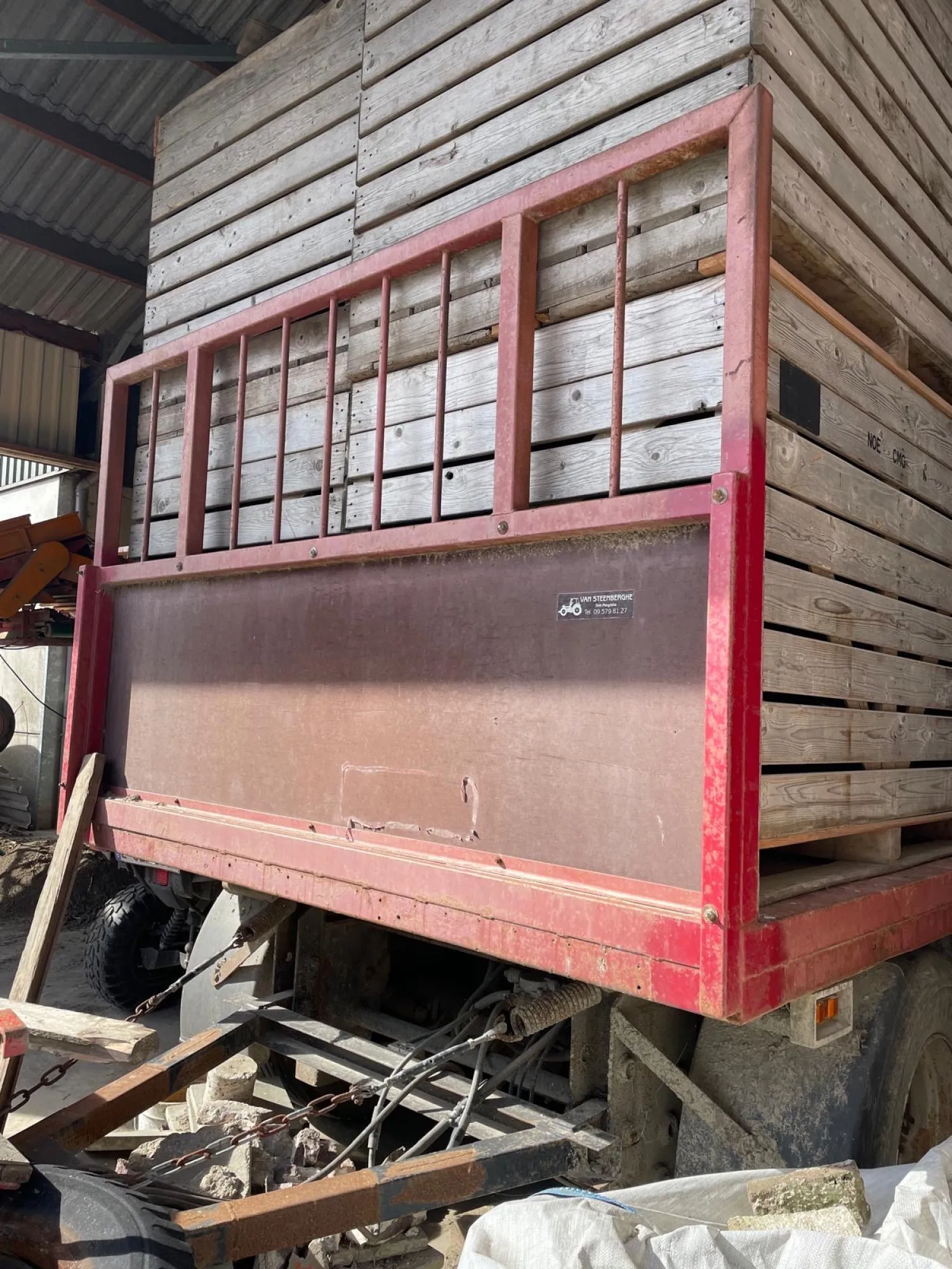 Platte wagen voor stro- en kistentransport