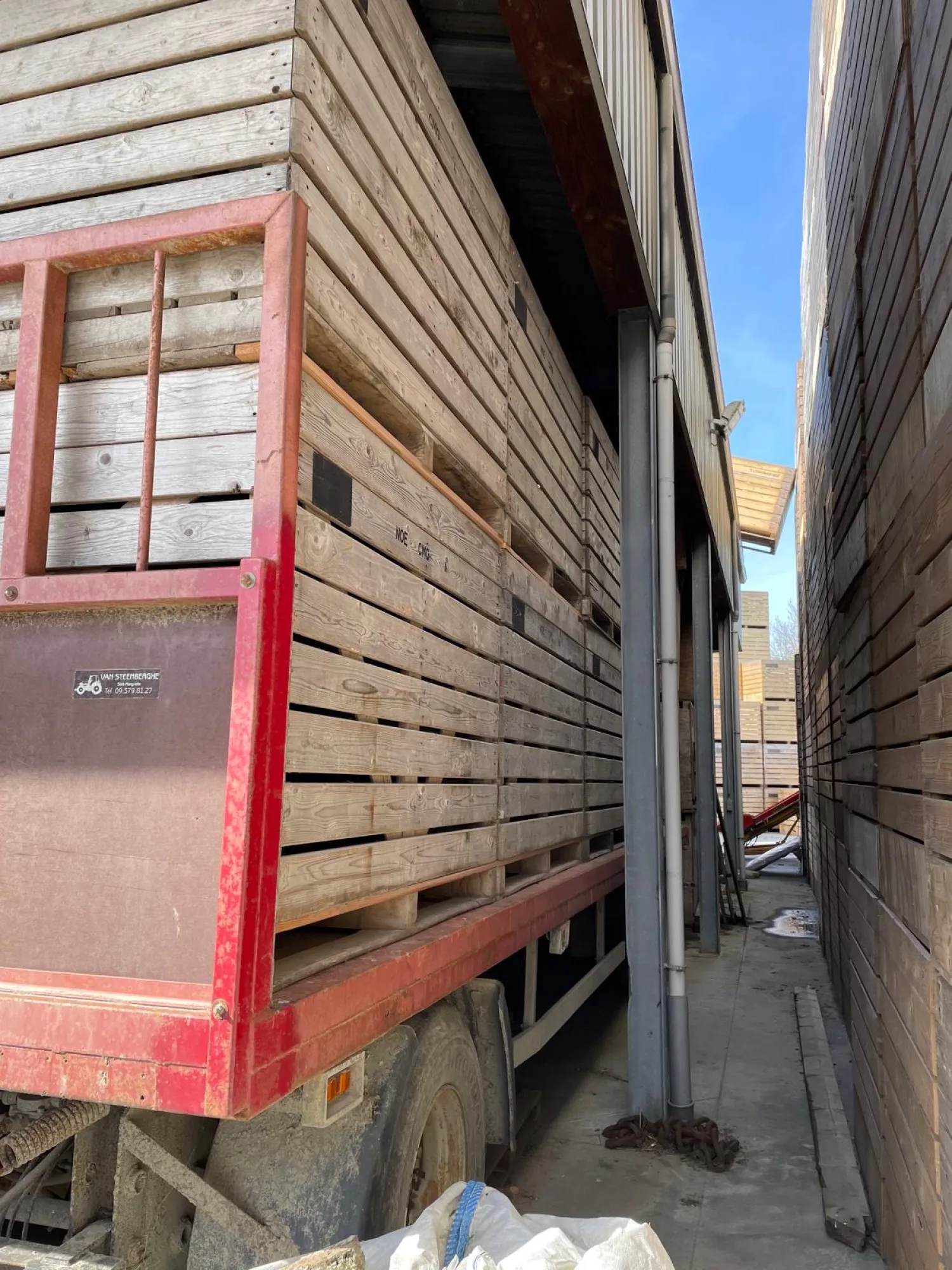 Platte wagen voor stro- en kistentransport