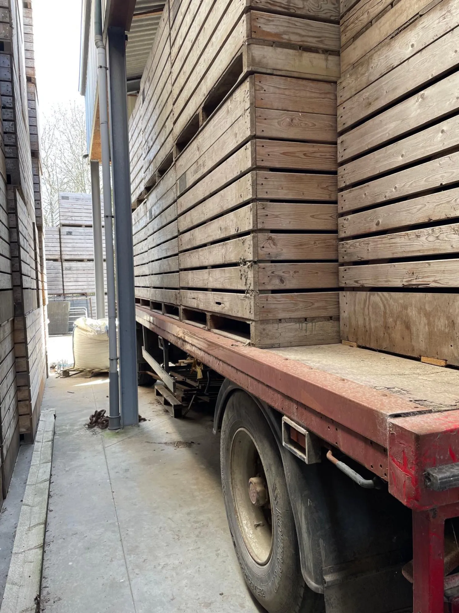 Platte wagen voor stro- en kistentransport