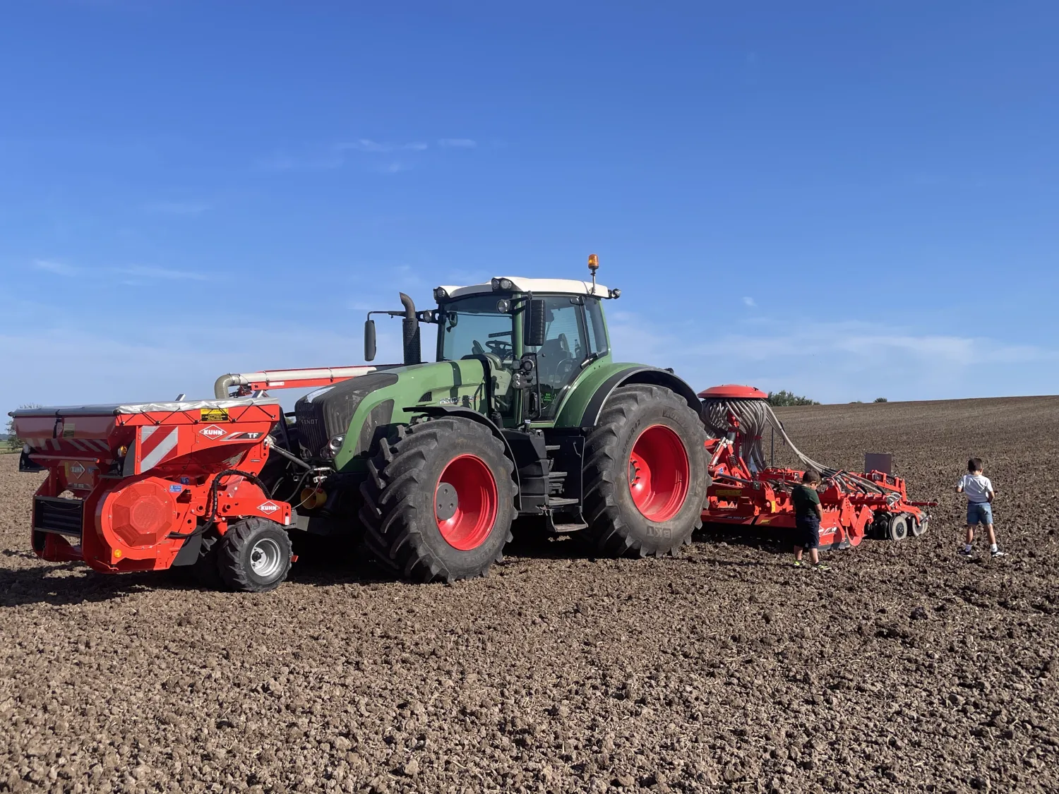 Graan & Grasland zaaien: Fendt Vario met Kuhn zaaitechniek