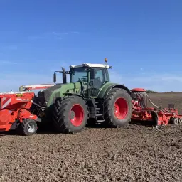 Graan & Grasland zaaien: Fendt Vario met Kuhn zaaitechniek