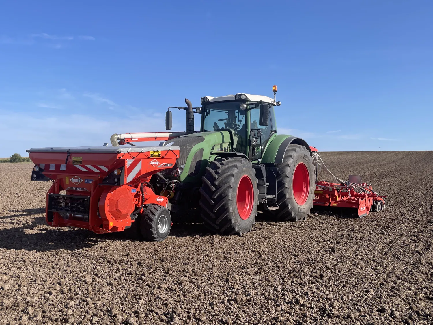 Graan & Grasland zaaien: Fendt Vario met Kuhn zaaitechniek