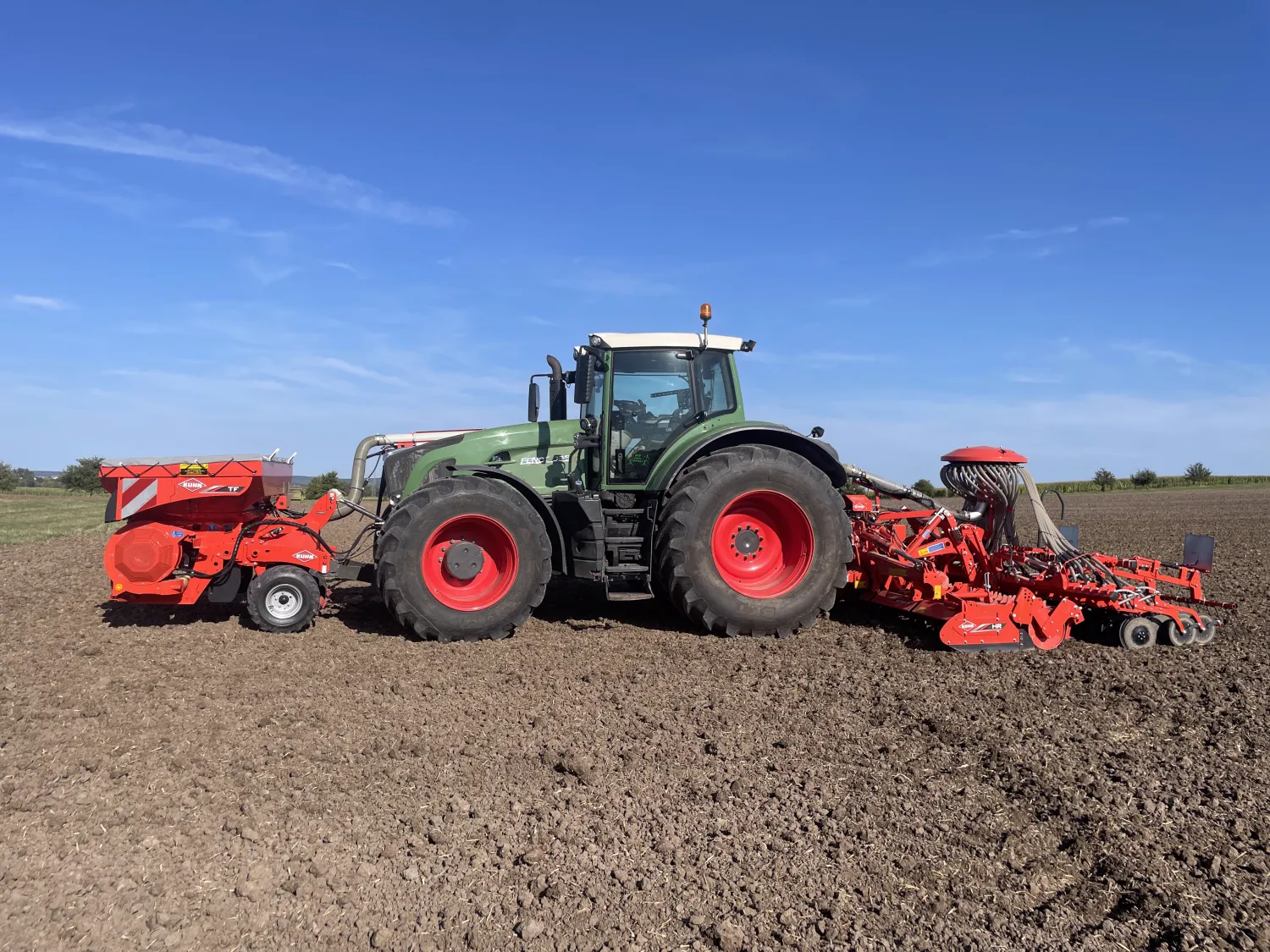 Graan & Grasland zaaien: Fendt Vario met Kuhn zaaitechniek