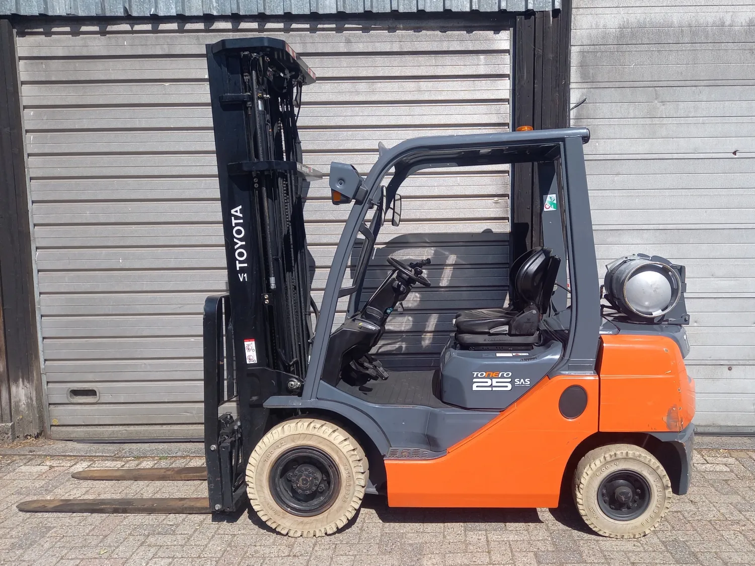 Toyota Tonero 25 Forklift | 2013, Low Hours, 6m Mast