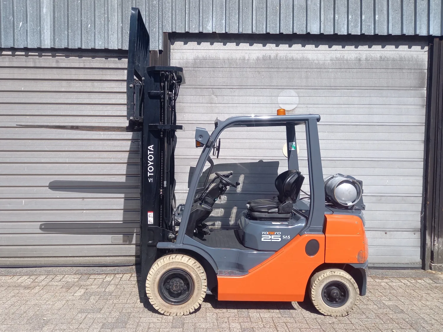 Toyota Tonero 25 Forklift | 2013, Low Hours, 6m Mast
