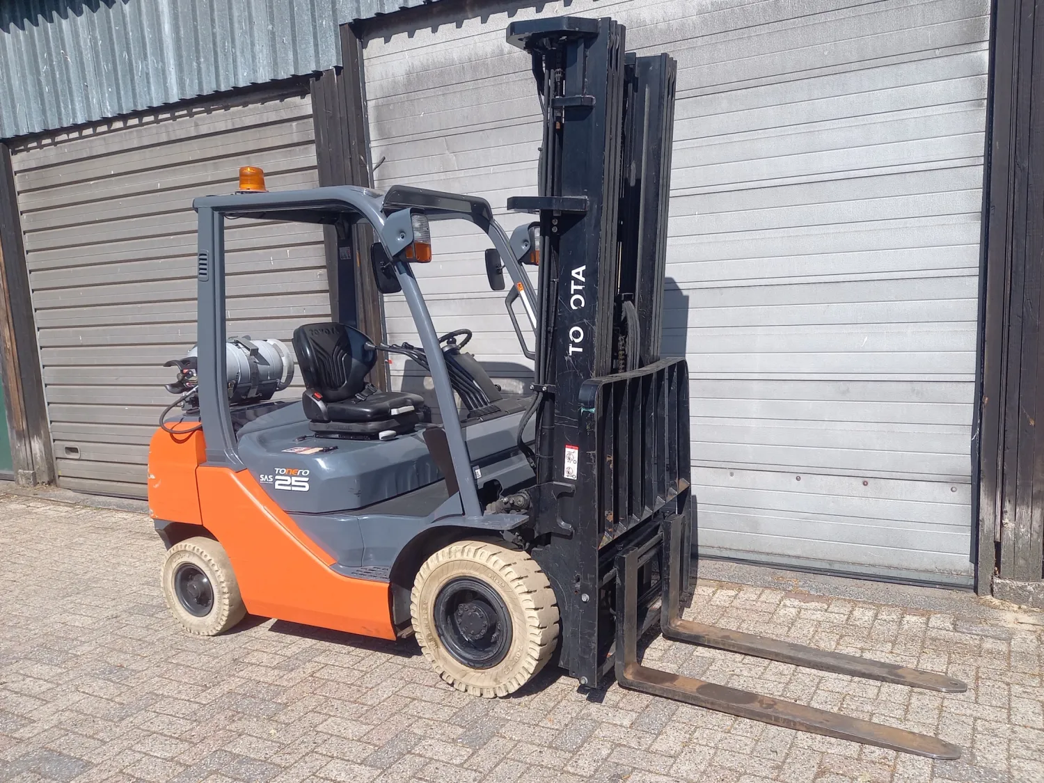 Toyota Tonero 25 Forklift | 2013, Low Hours, 6m Mast