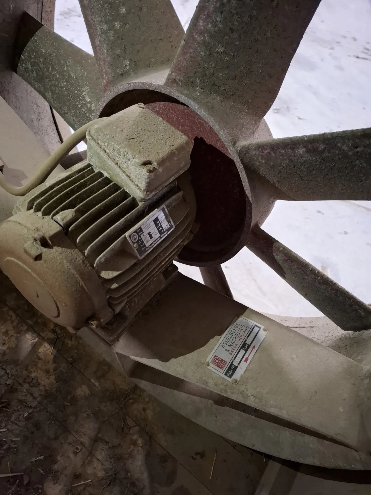 Fans for Sale: 2.2kW & 1.8kW - Efficient Air Circulation