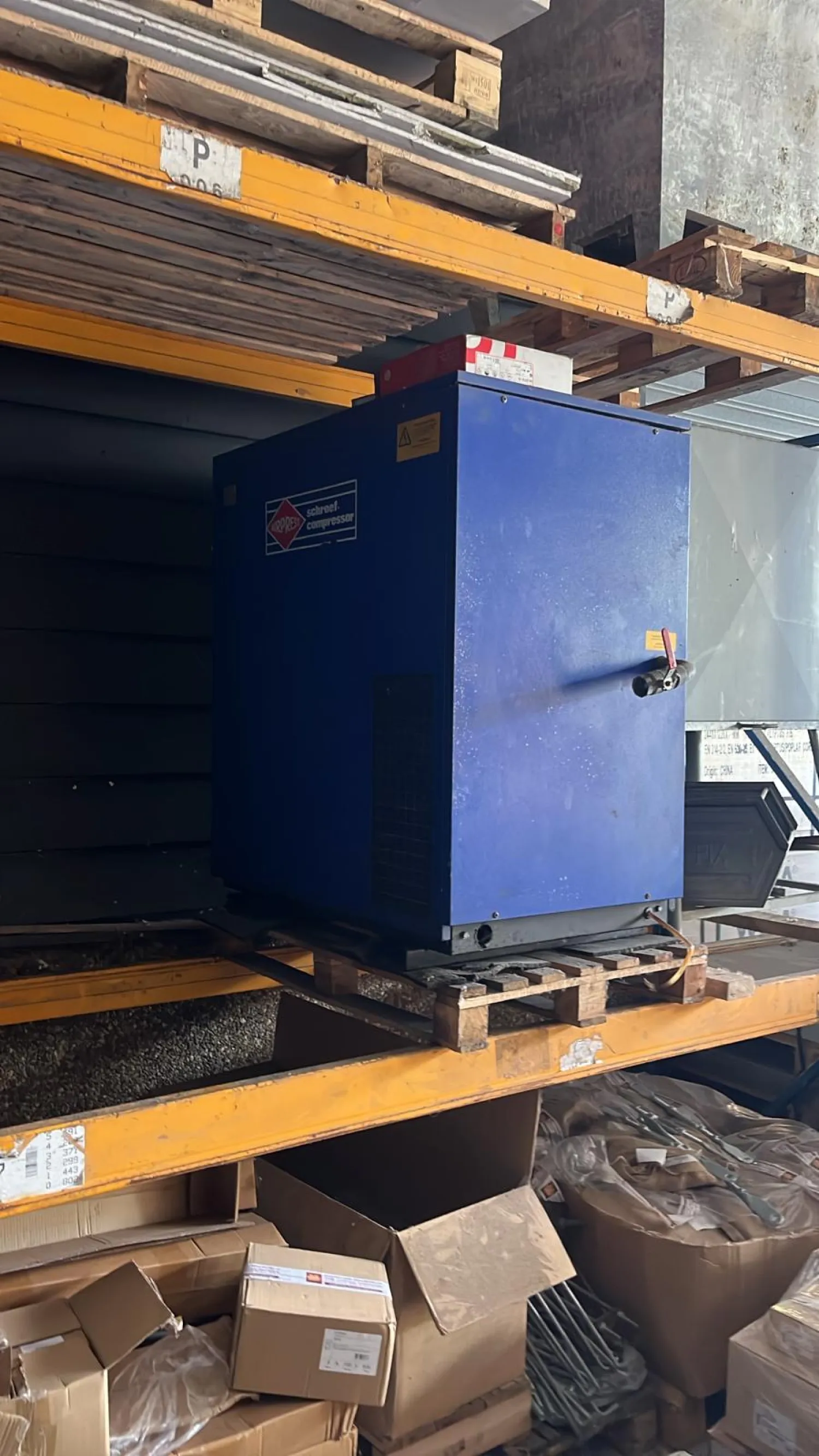 Screw Compressor with Air Dryer for Sale - €750