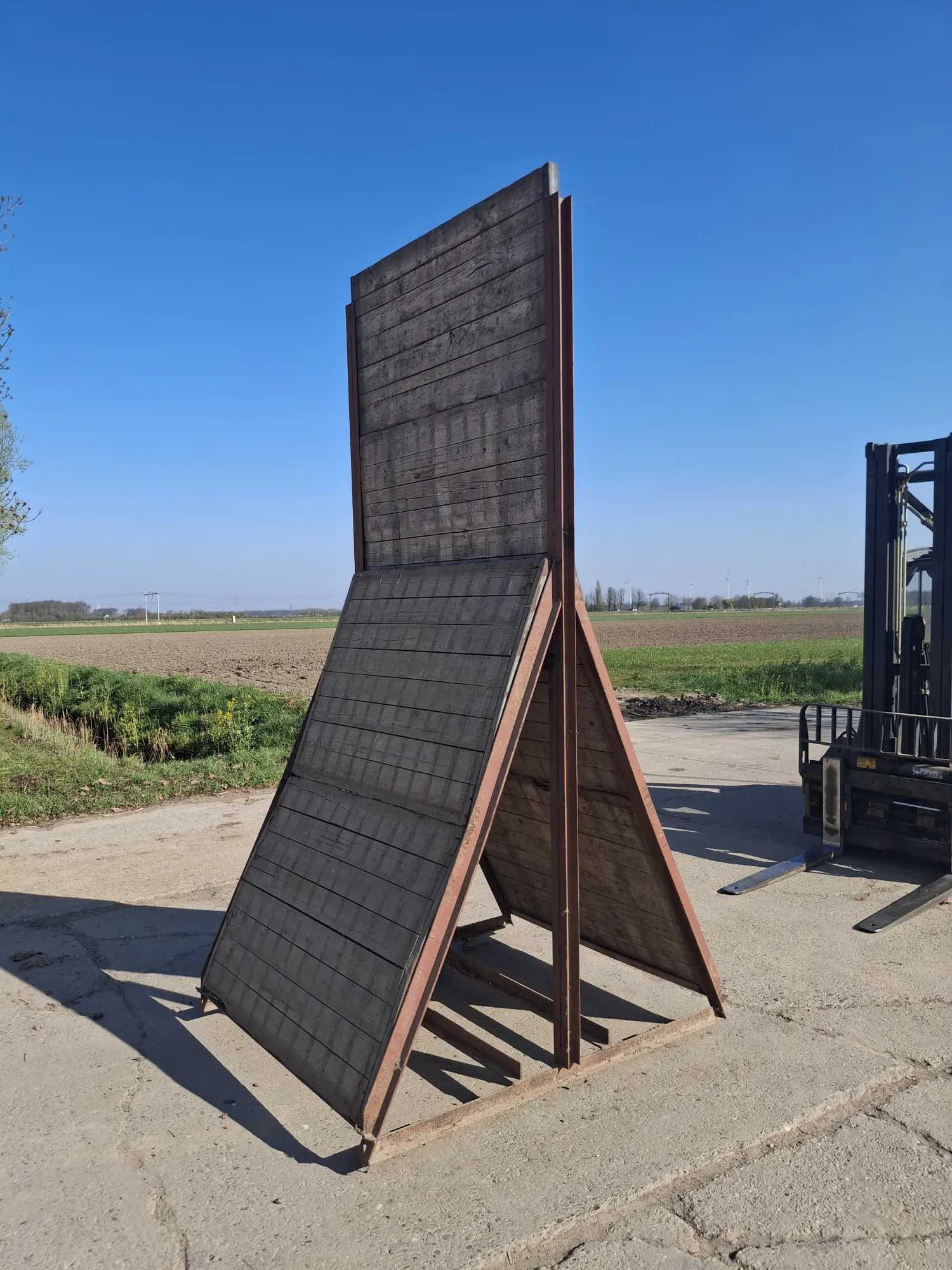Steenschotten Keerwand voor Uienopslag