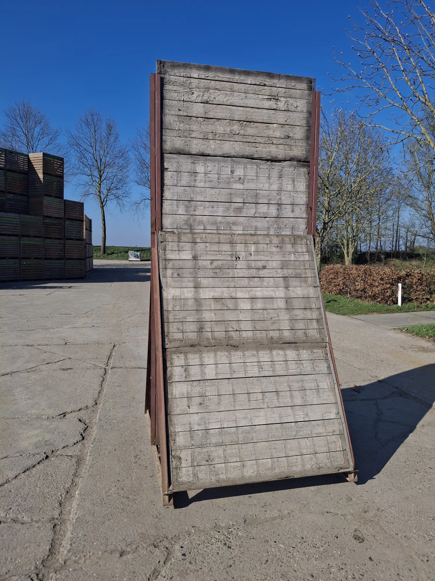 Steenschotten Keerwand voor Uienopslag