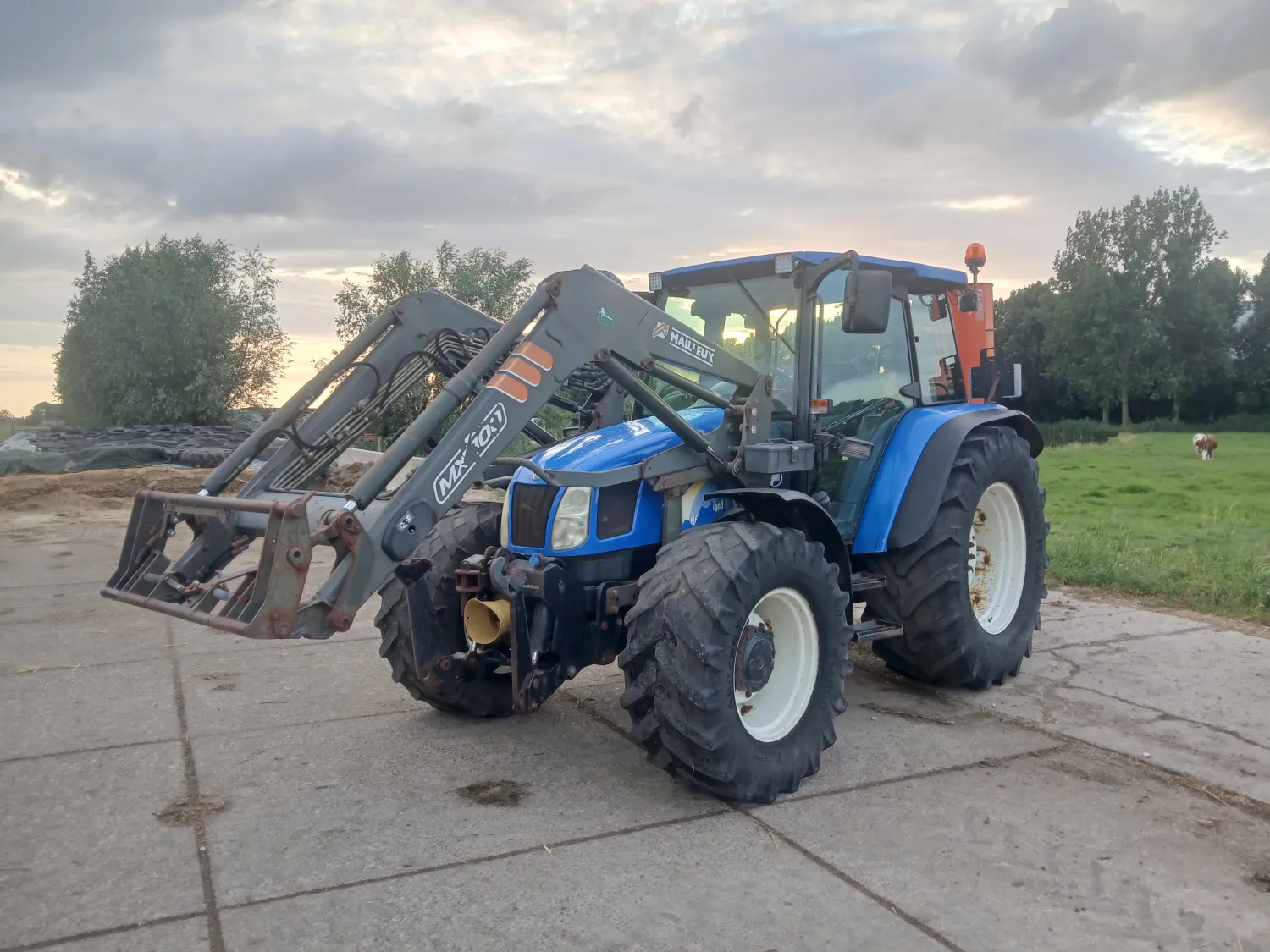 New Holland TL100A Trekker | 2008, Voorlader, Fronthef