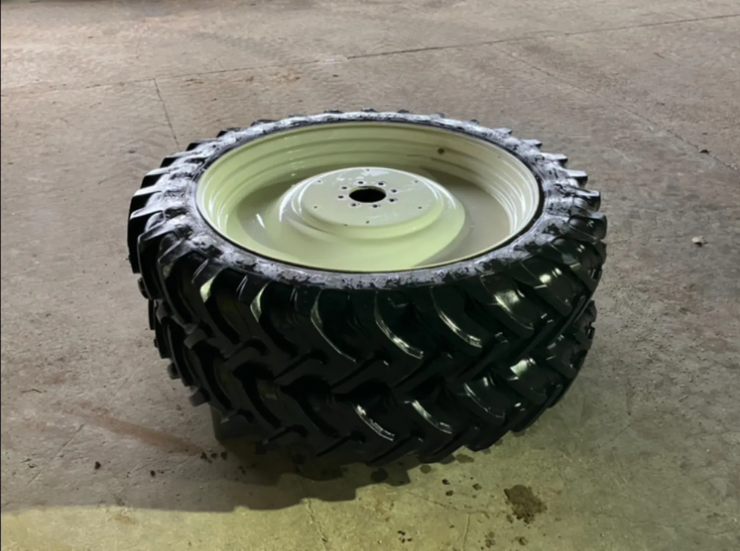 New Holland TS 115 Pflegebereifung zu verkaufen