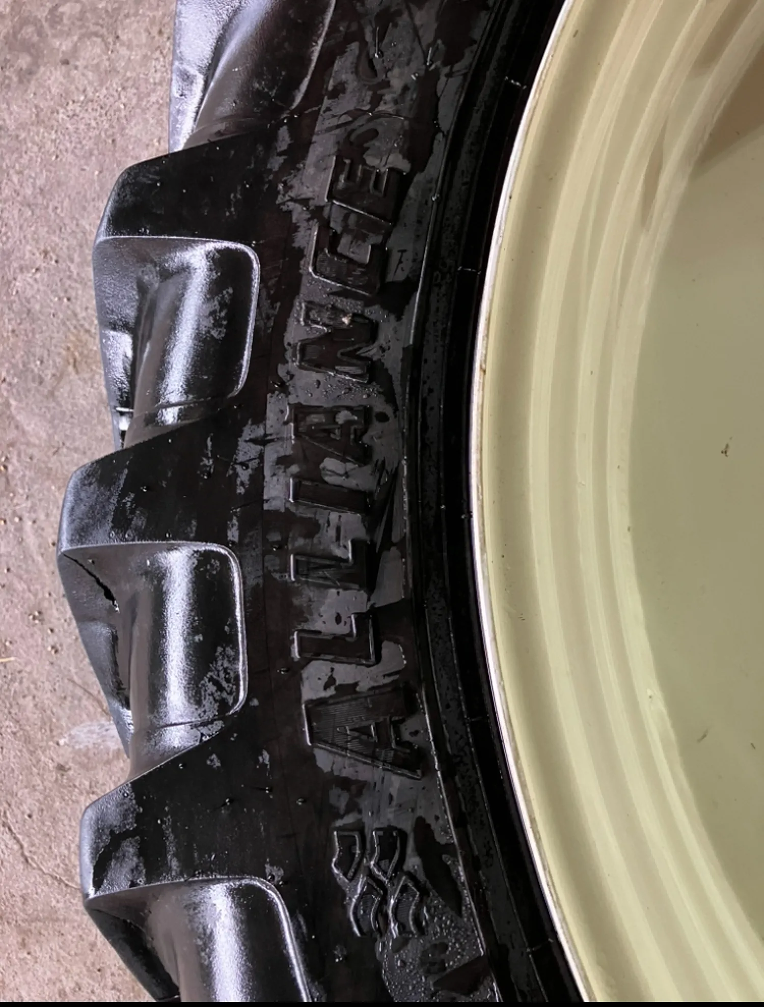 New Holland TS 115 Pflegebereifung zu verkaufen