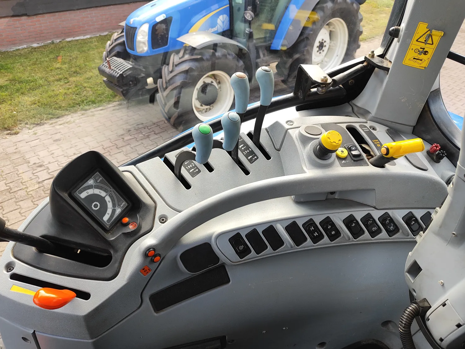 New Holland T6020 Elite 2012 zu verkaufen | Gefederte Kabine