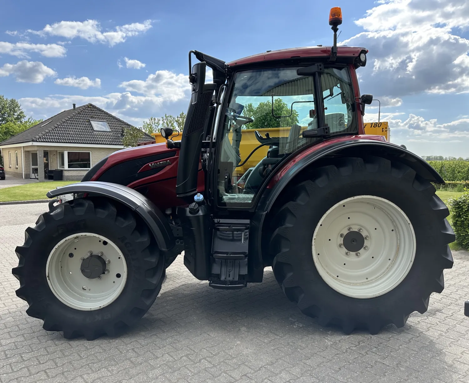 Valtra N174 Traktor (2017) | Powershift, gefederte Kabine