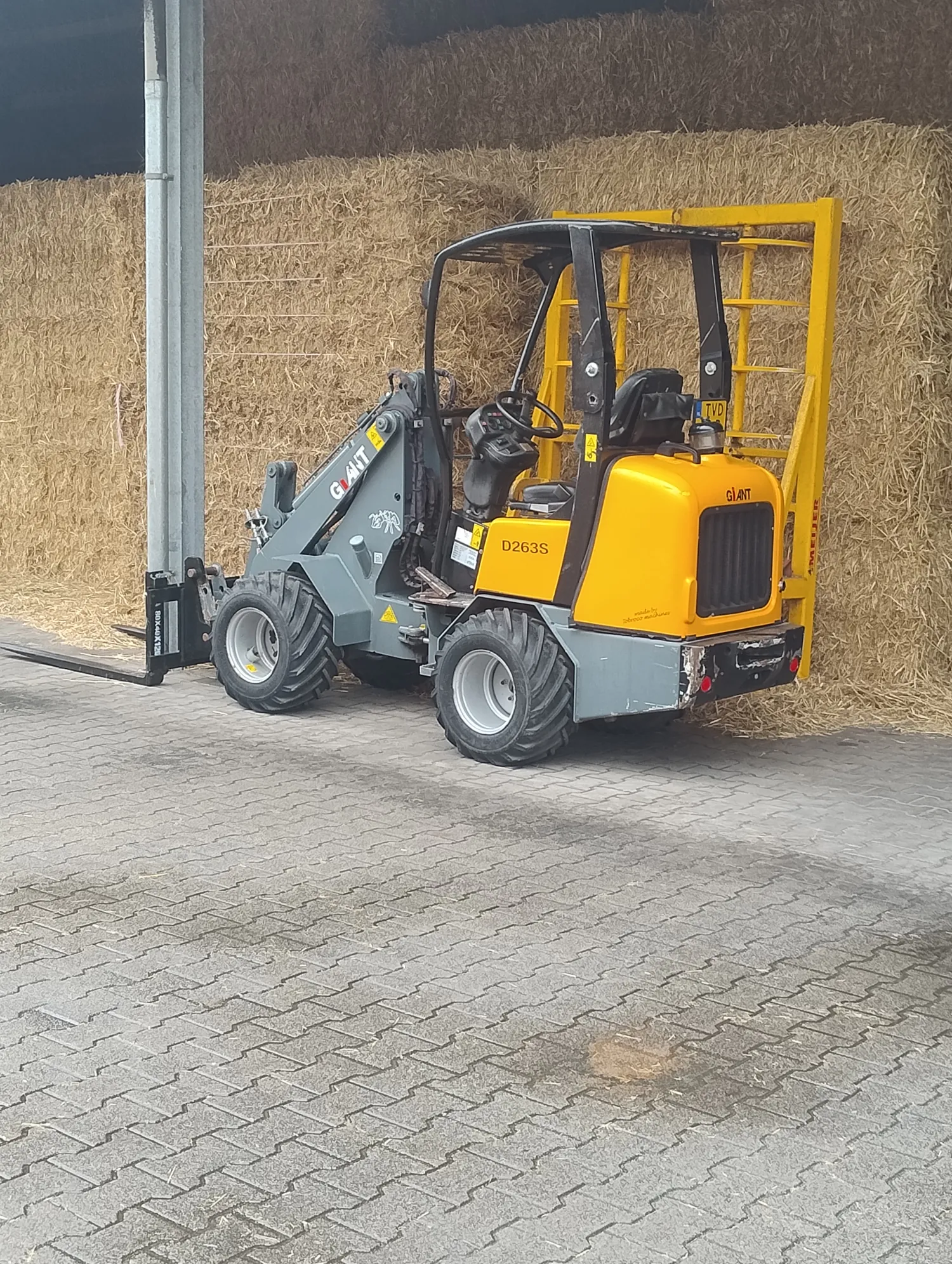 Giant D263S Minishovel 2012 - Goed Onderhouden