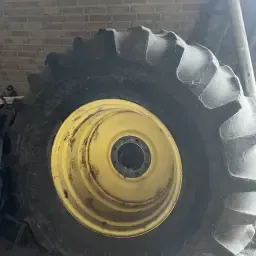 Ελαστικά θεριζοαλωνιστικής μηχανής John Deere 2254: Goodyear 24.5 R32