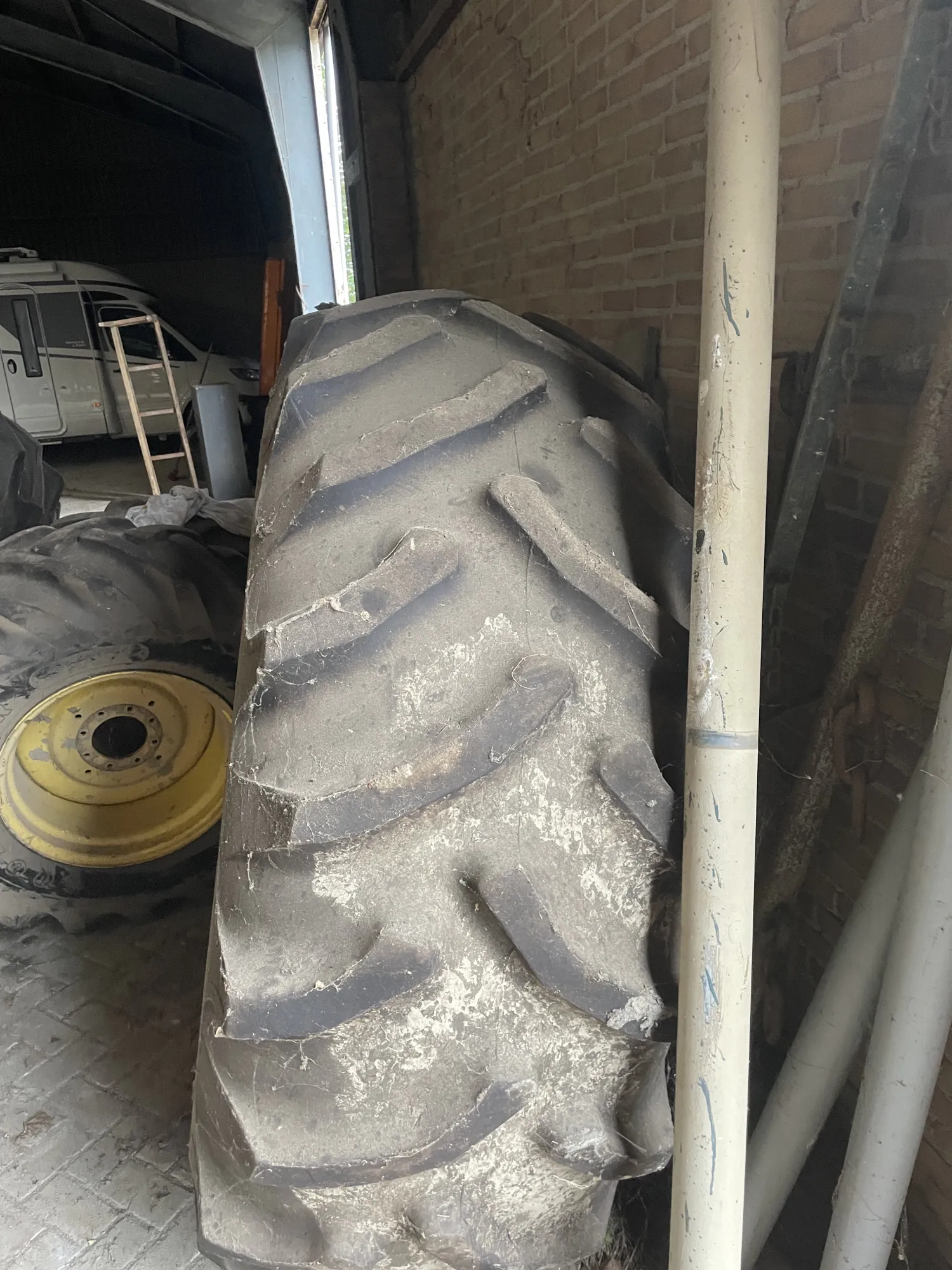 Ελαστικά θεριζοαλωνιστικής μηχανής John Deere 2254: Goodyear 24.5 R32