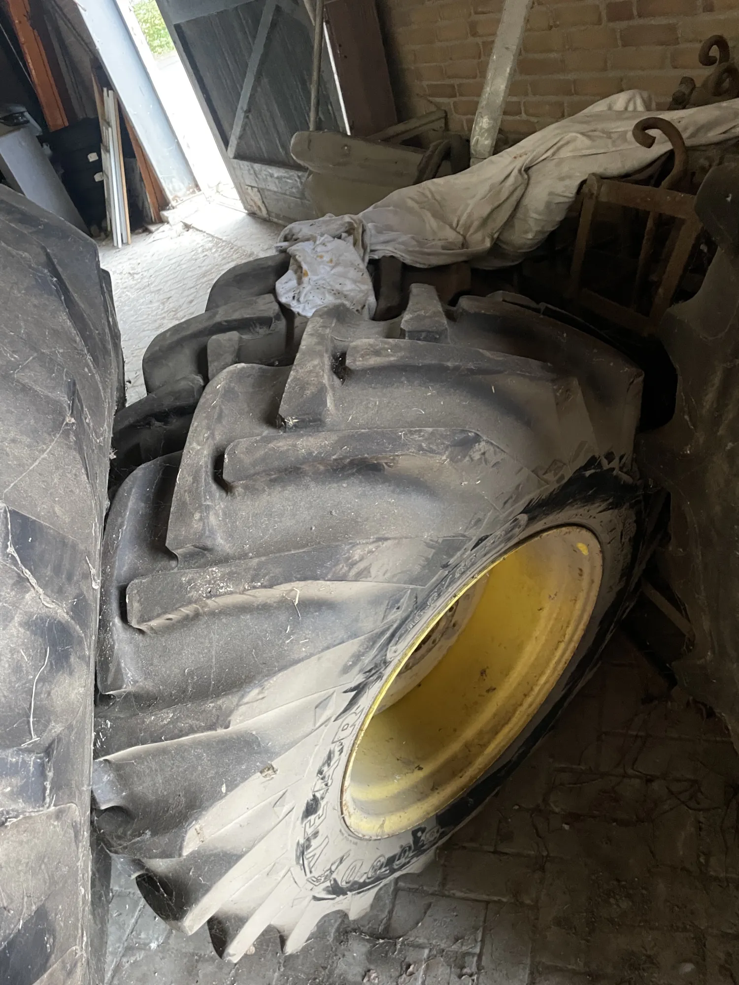 Ελαστικά θεριζοαλωνιστικής μηχανής John Deere 2254: Goodyear 24.5 R32