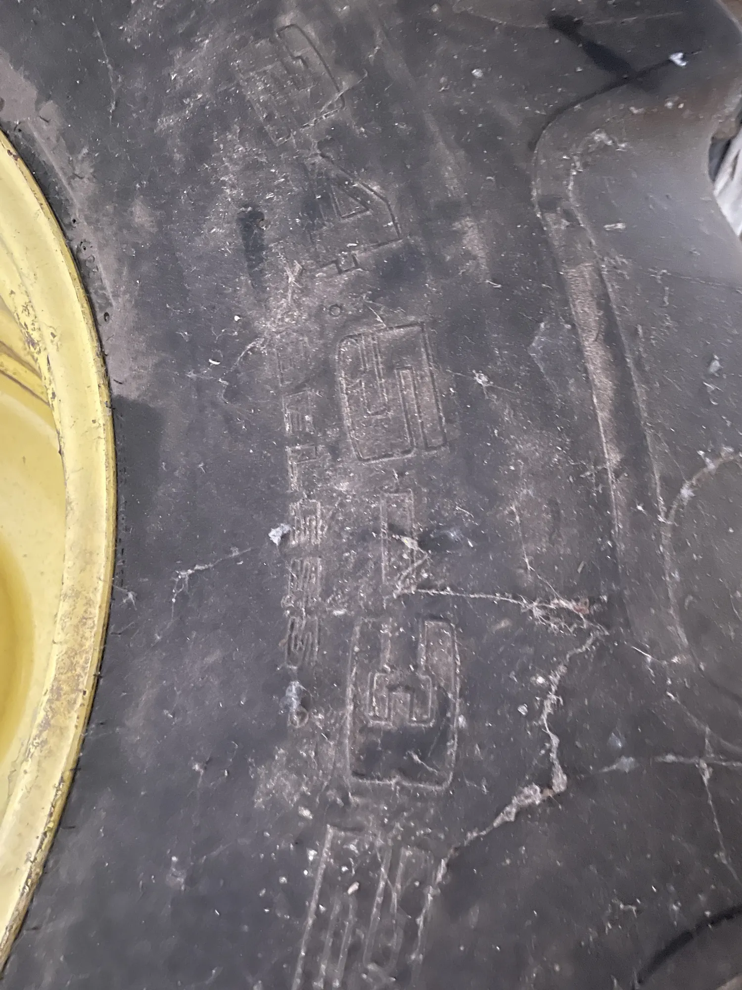 Ελαστικά θεριζοαλωνιστικής μηχανής John Deere 2254: Goodyear 24.5 R32