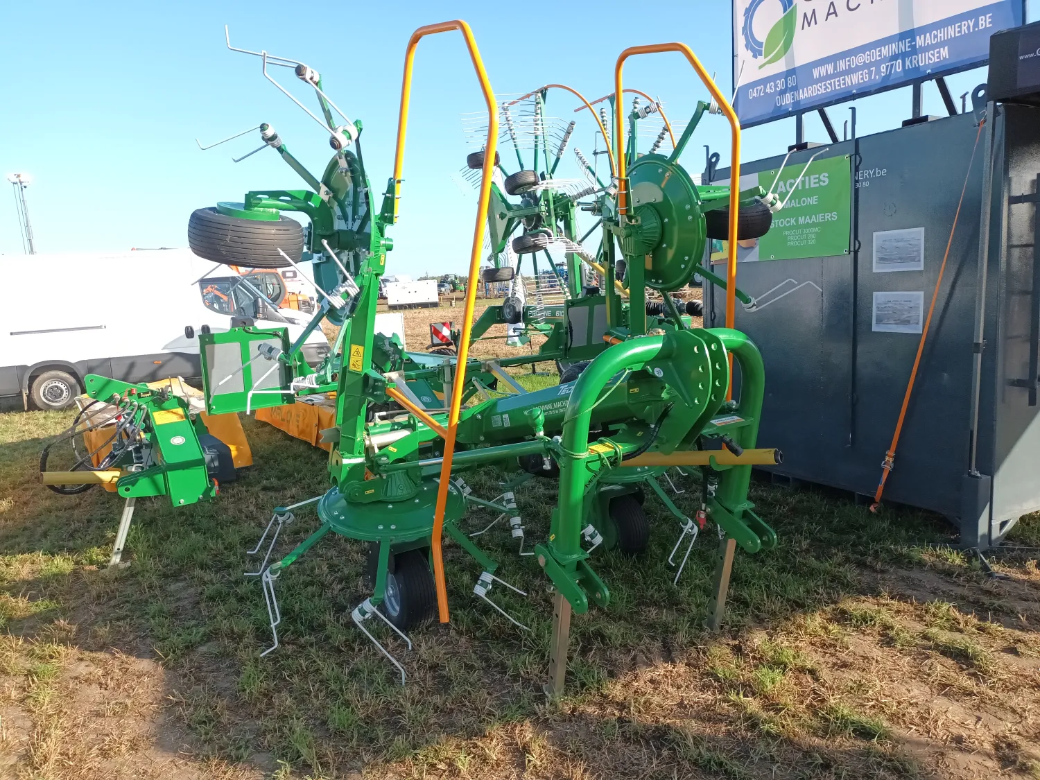 Malone Schudder 570: 4-Molen Hooischudder met Haaktanden