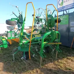 Malone Schudder 570: 4-Molen Hooischudder met Haaktanden