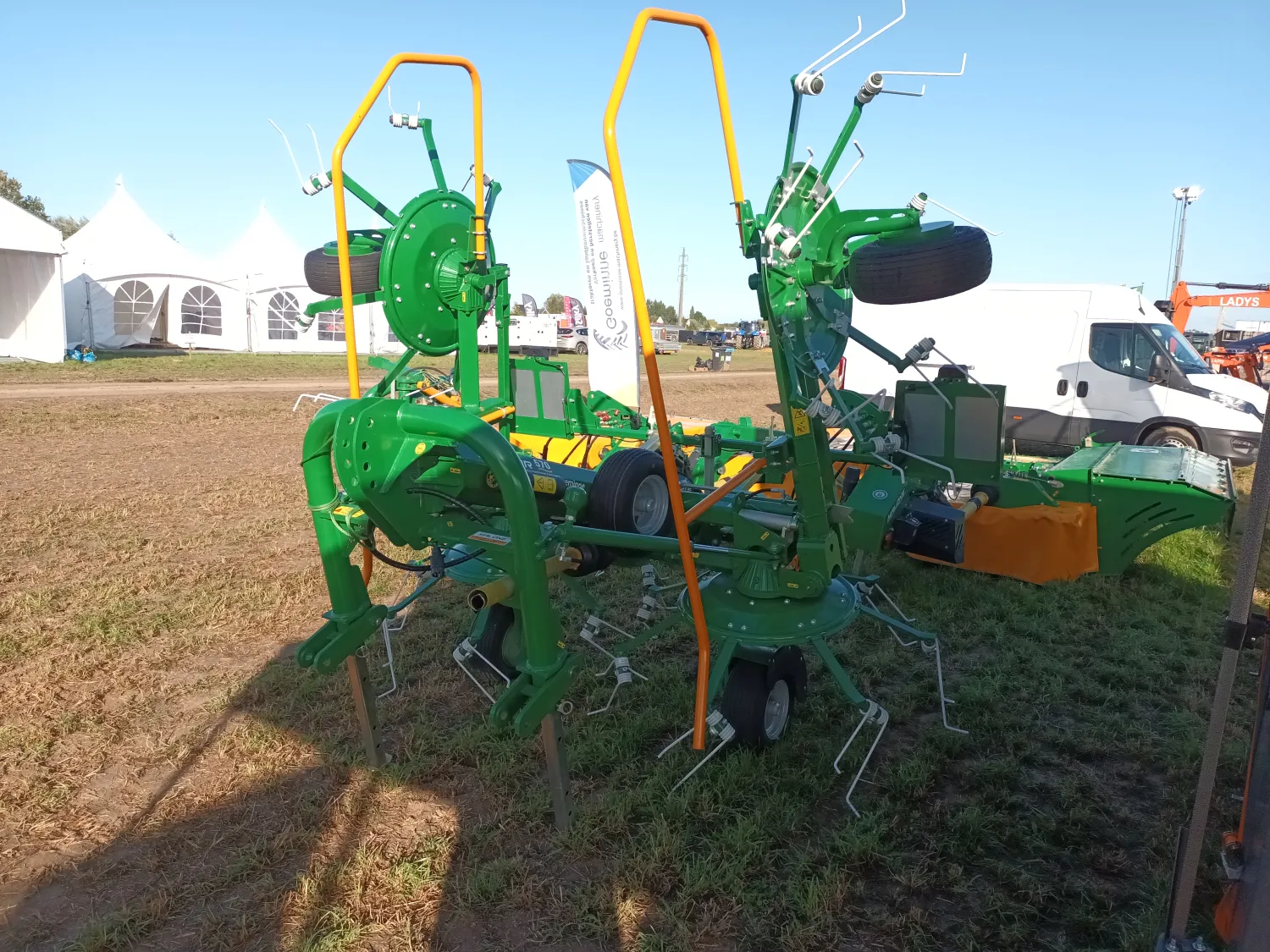 Malone Schudder 570: 4-Molen Hooischudder met Haaktanden