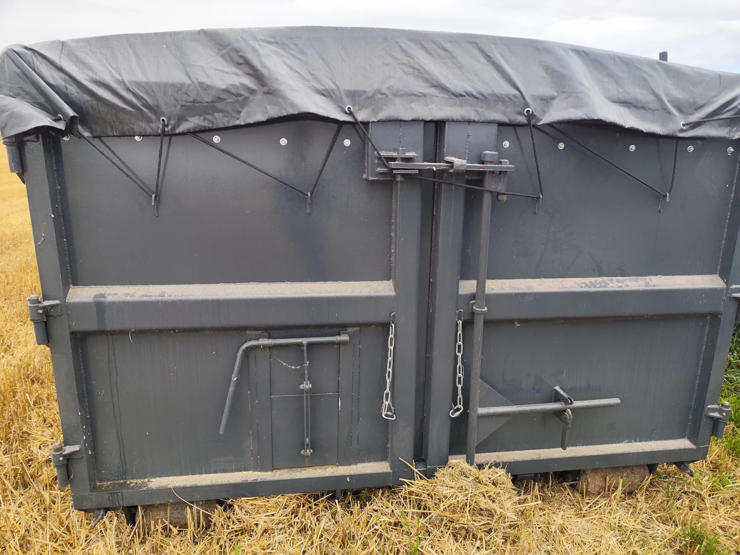 Abrollcontainer 22m³ mit Plane & Türen – Neuwertig