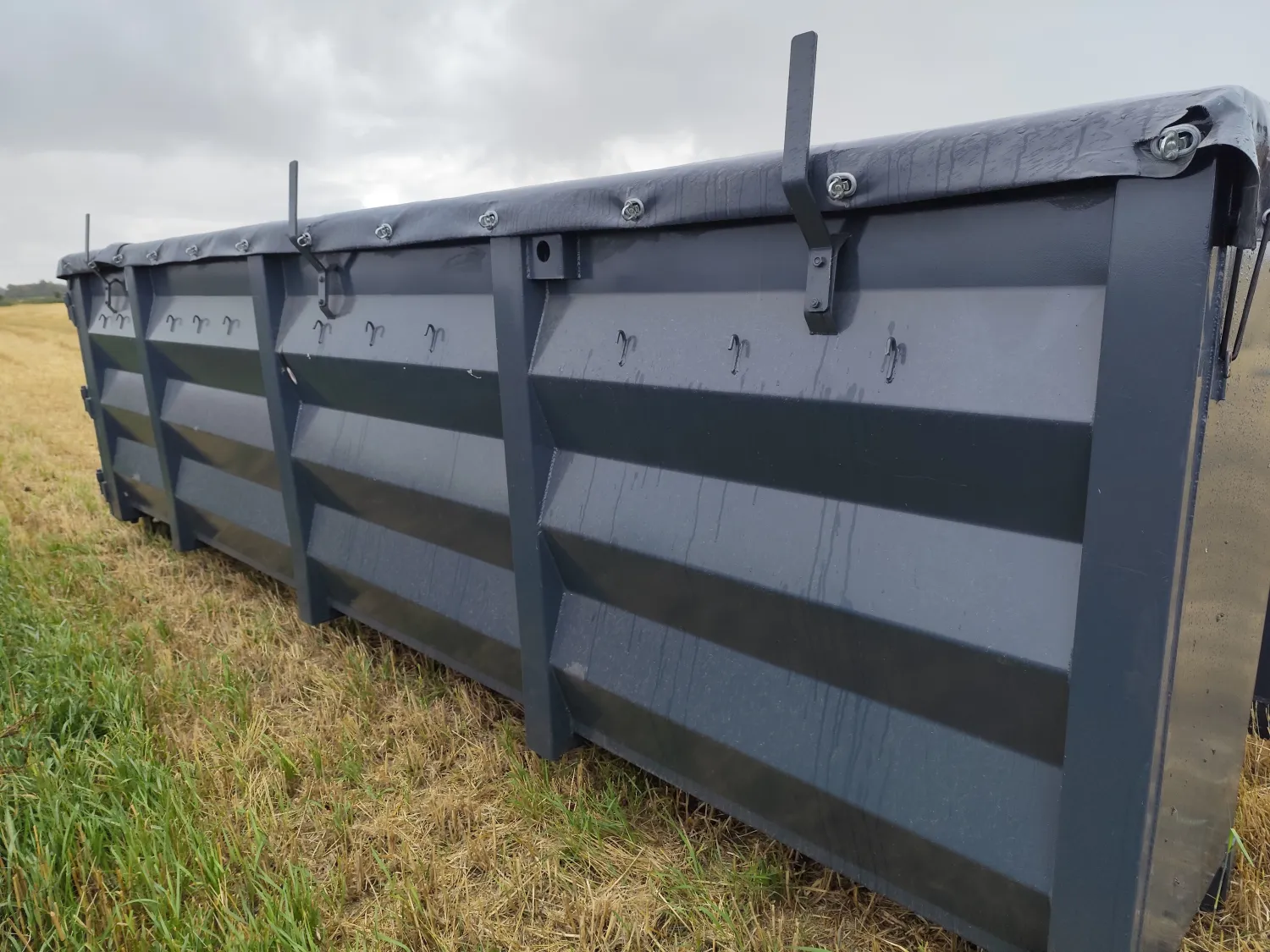 Abrollcontainer 22m³ mit Plane & Türen – Neuwertig