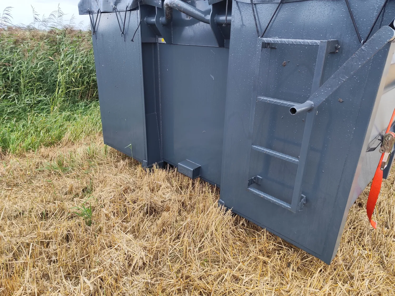 Abrollcontainer 22m³ mit Plane & Türen – Neuwertig