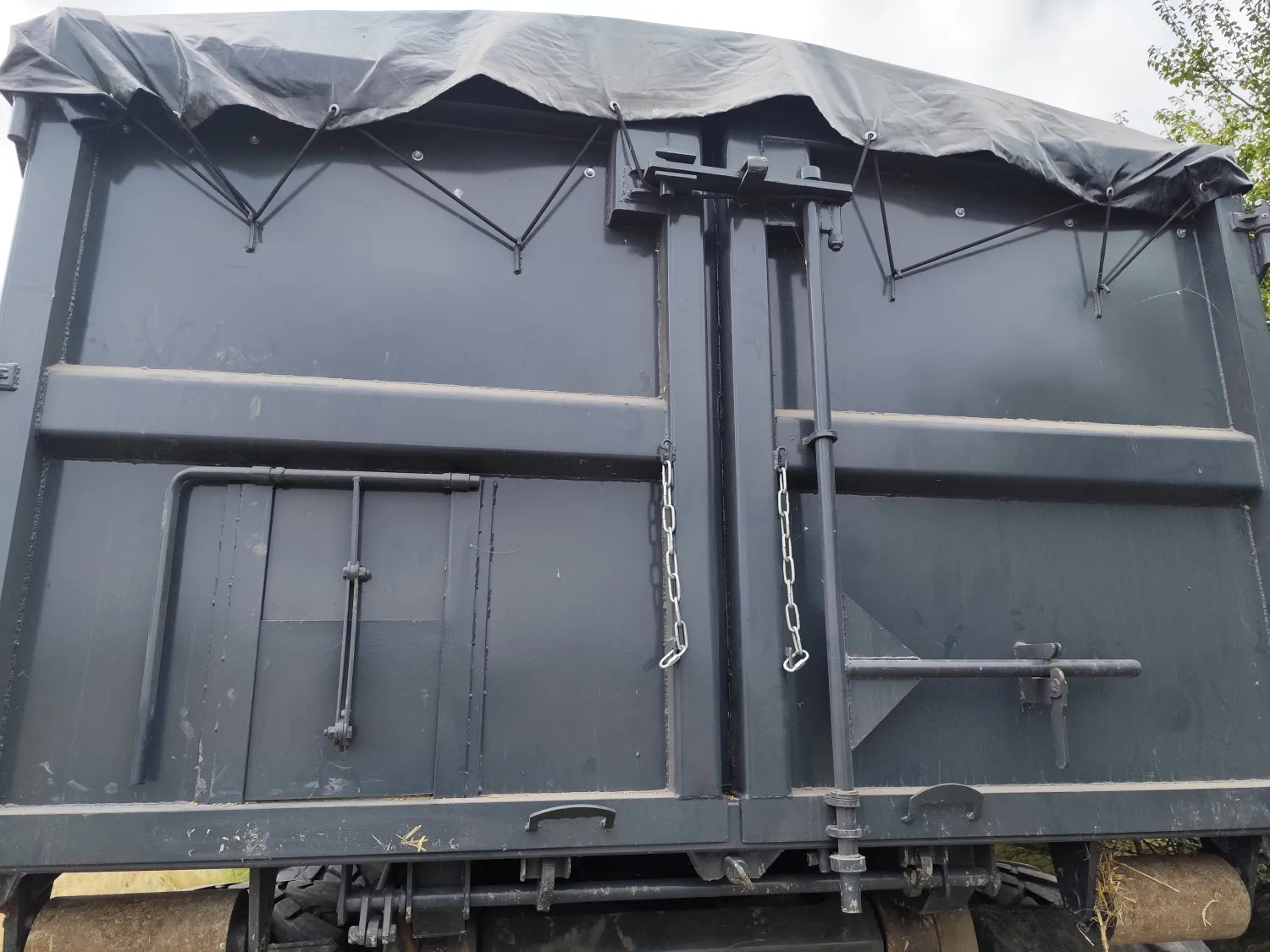 Abrollcontainer 22m³ mit Plane & Türen – Neuwertig