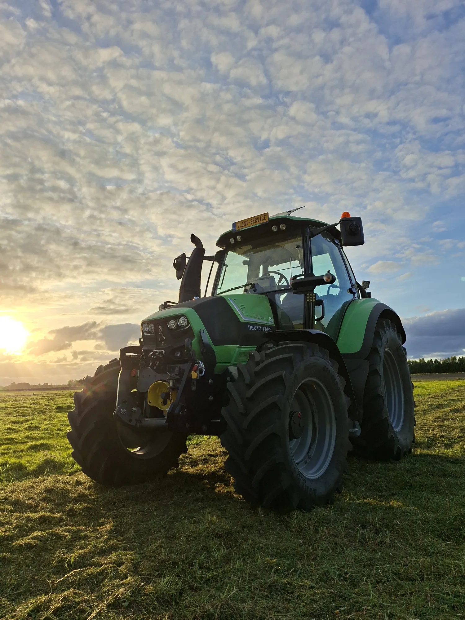 Trekker met chauffeur beschikbaar voor landbouwwerk