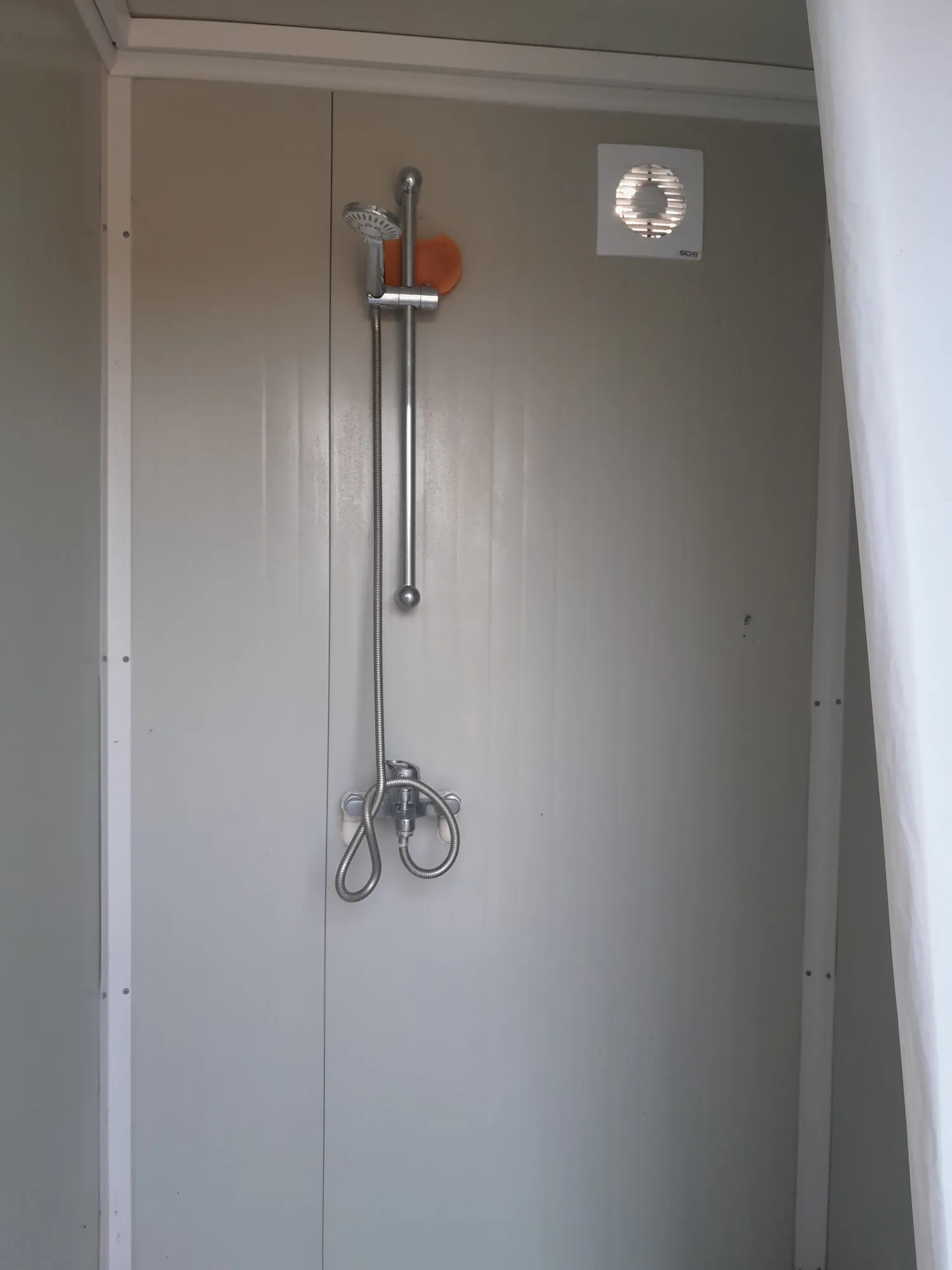 Mobiele Douche Units voor Seizoenswerk - Eenvoudig aan te sluiten