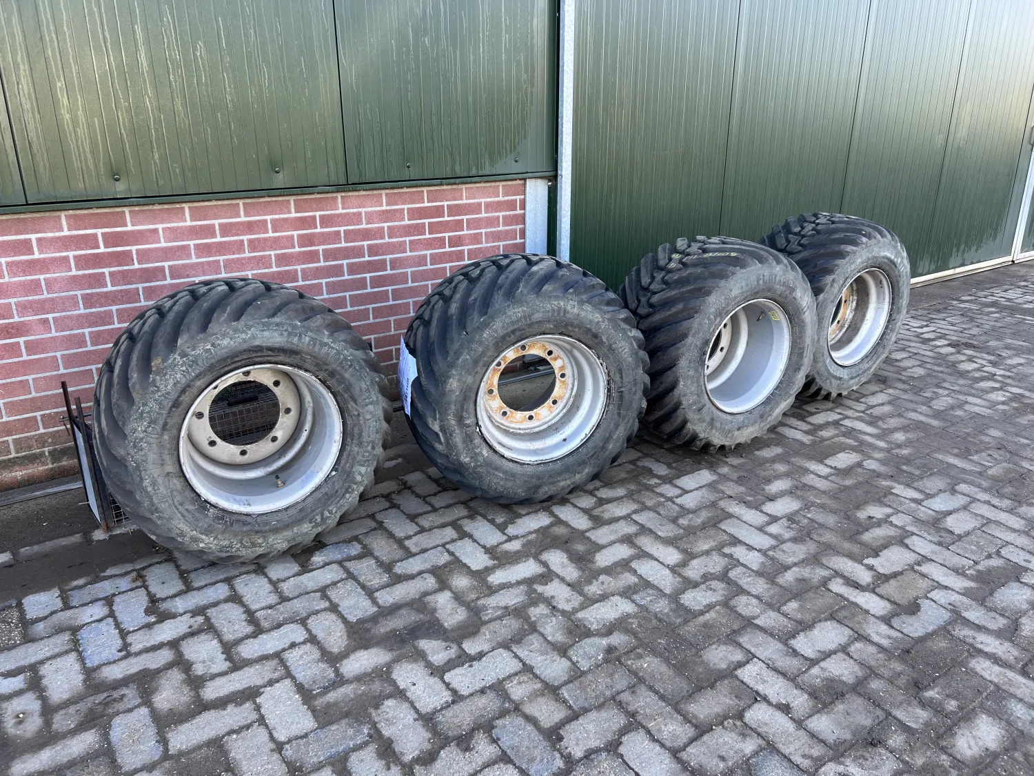 Shovelbanden met velg 500/40R17.5 - Nieuwstaat