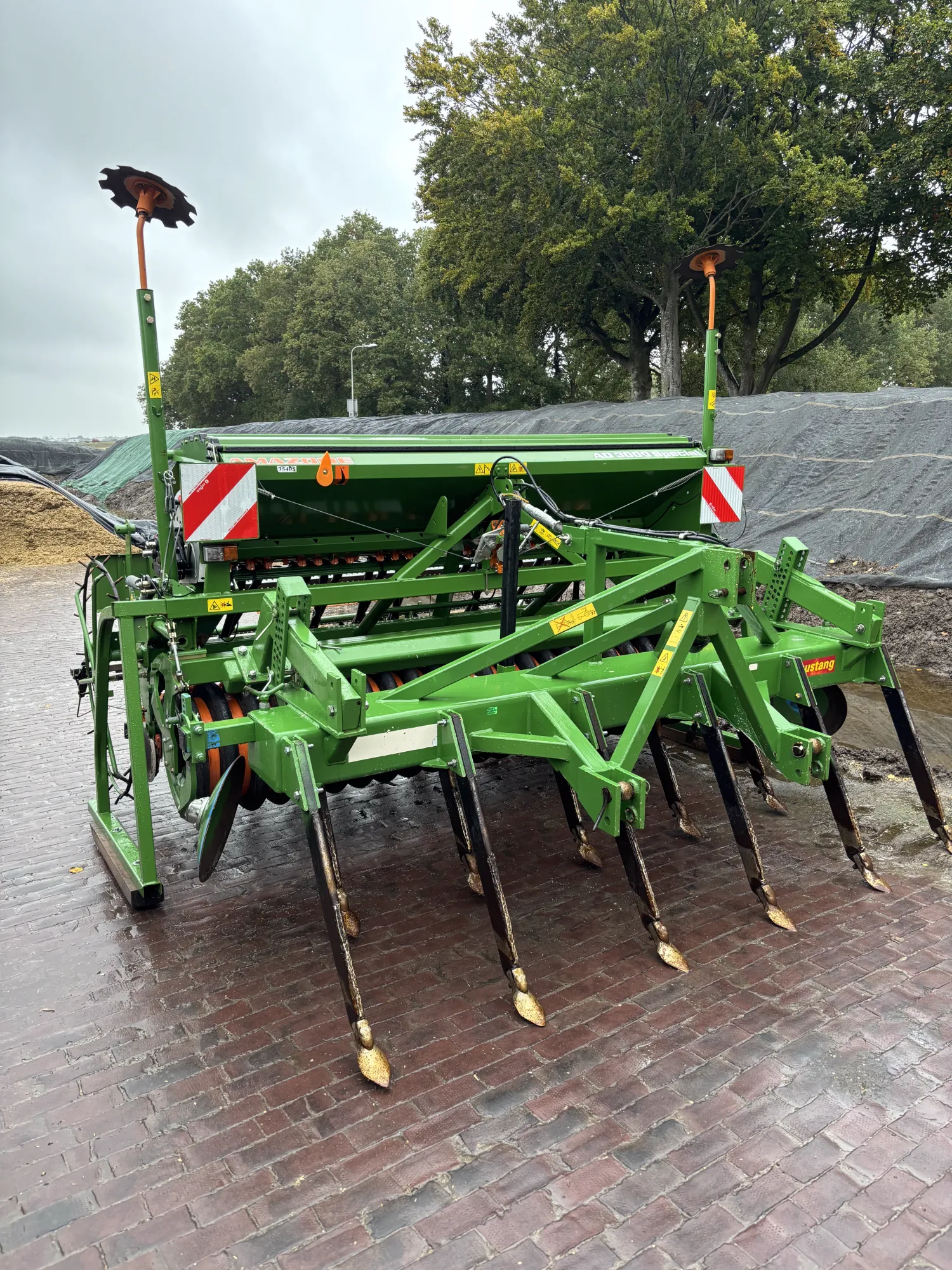 Zaai combinatie: Evers Mustang cultivator & Amazone AD 3000