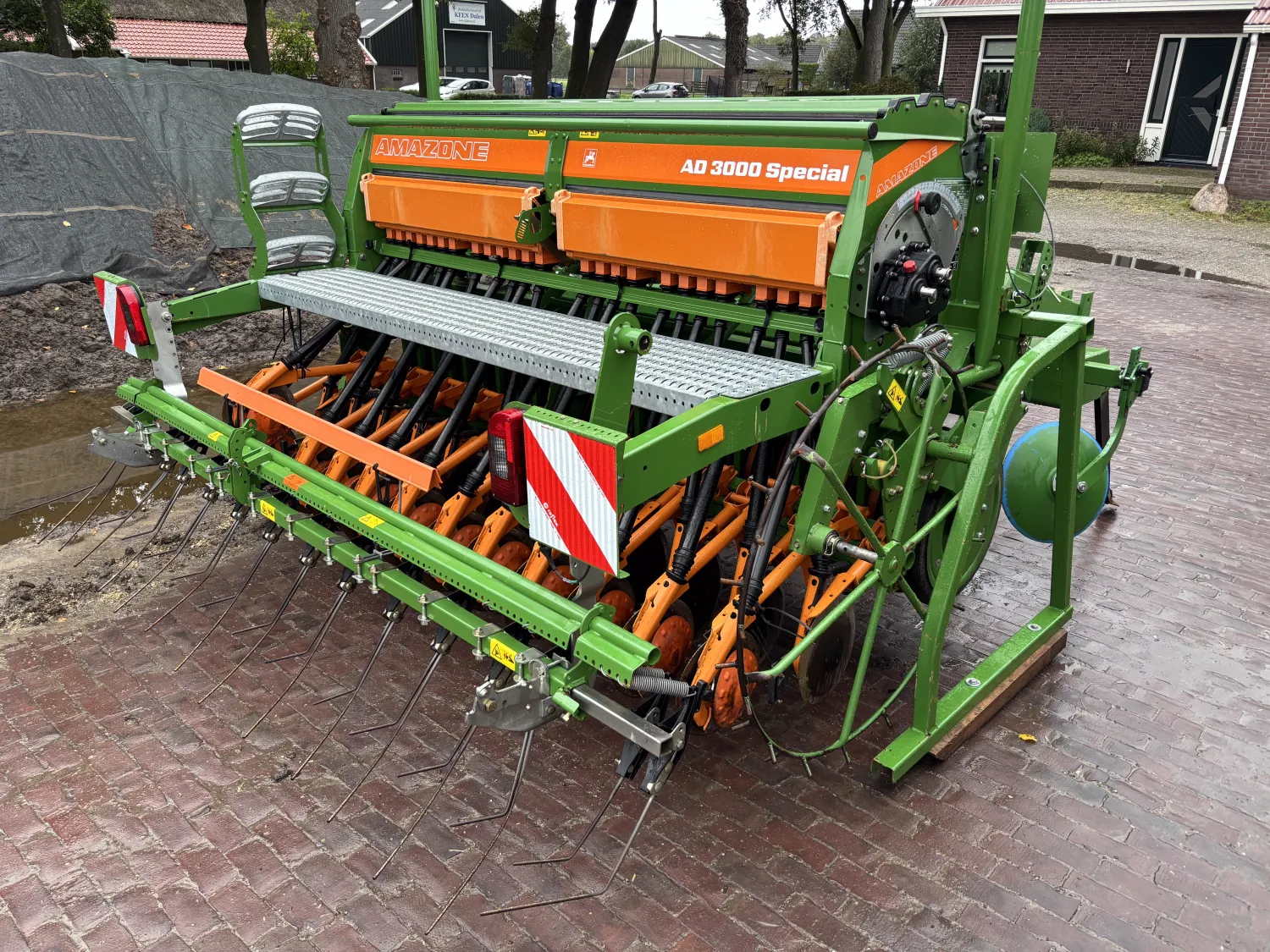 Zaai combinatie: Evers Mustang cultivator & Amazone AD 3000