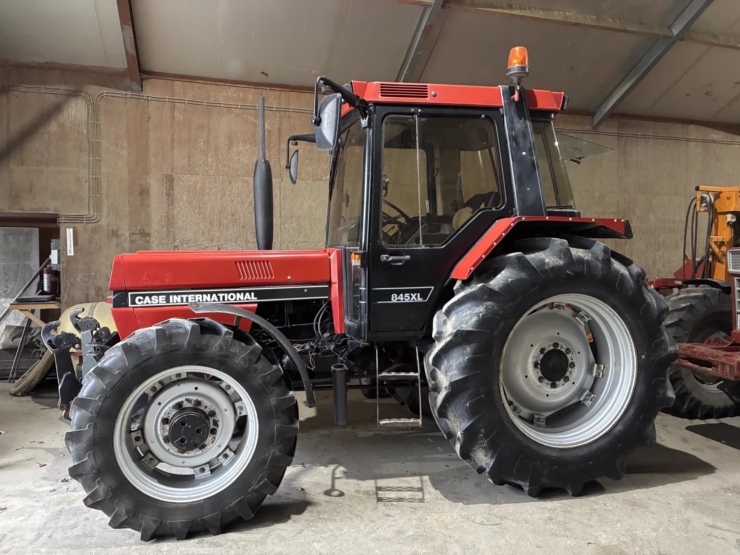 Case IH 845-tractor: Zuidberg fronthef, goede staat