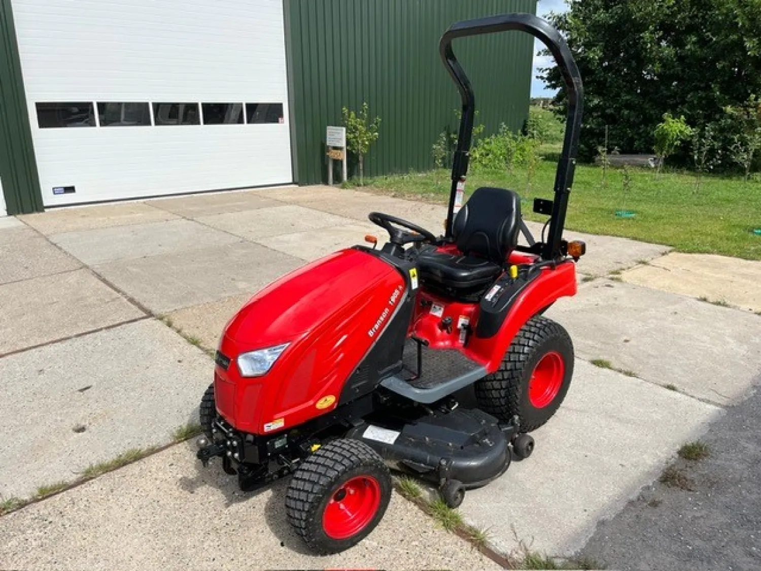 Branson 1905H Compact Tractor met Maaibord