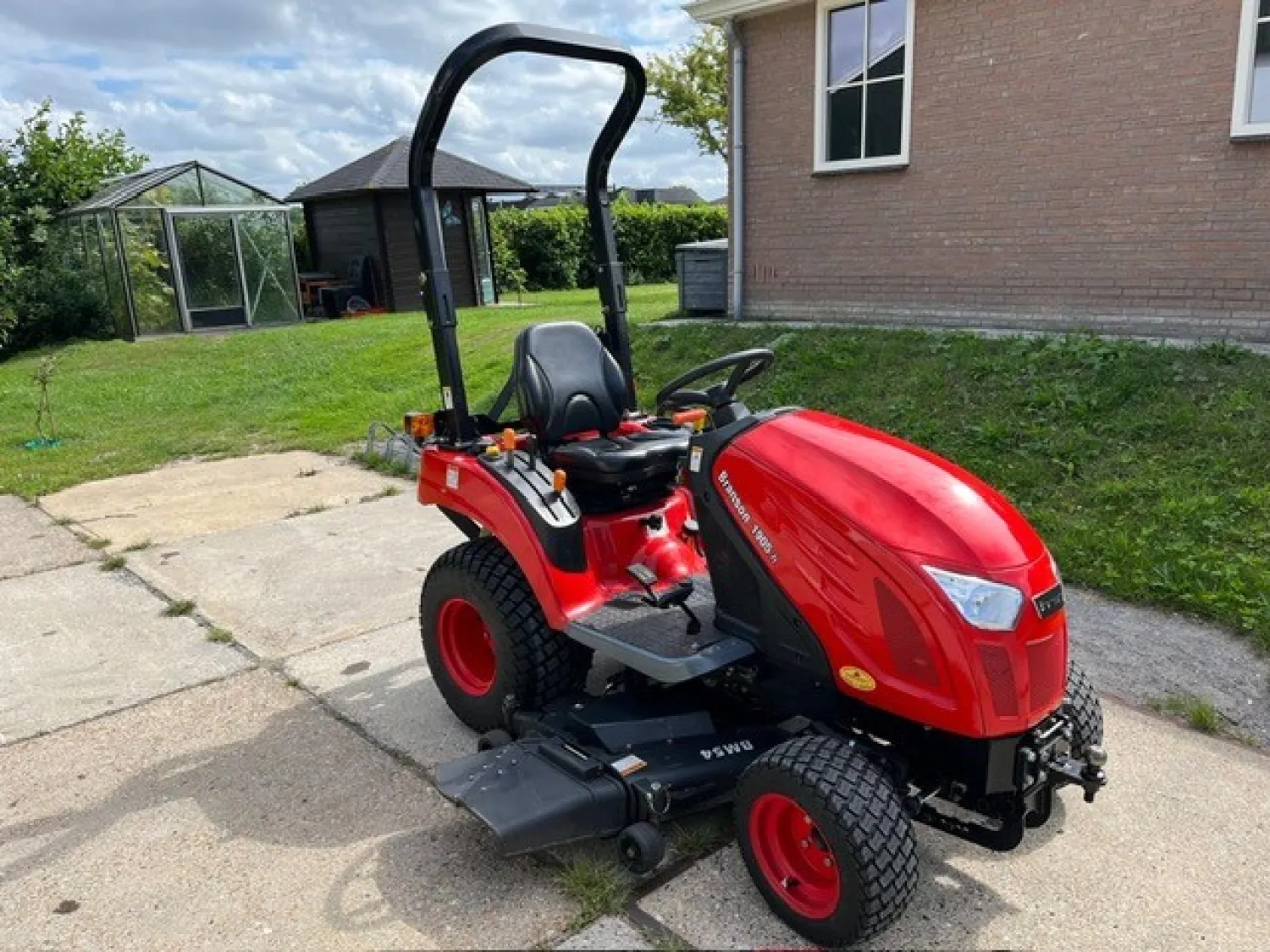 Branson 1905H Compact Tractor met Maaibord