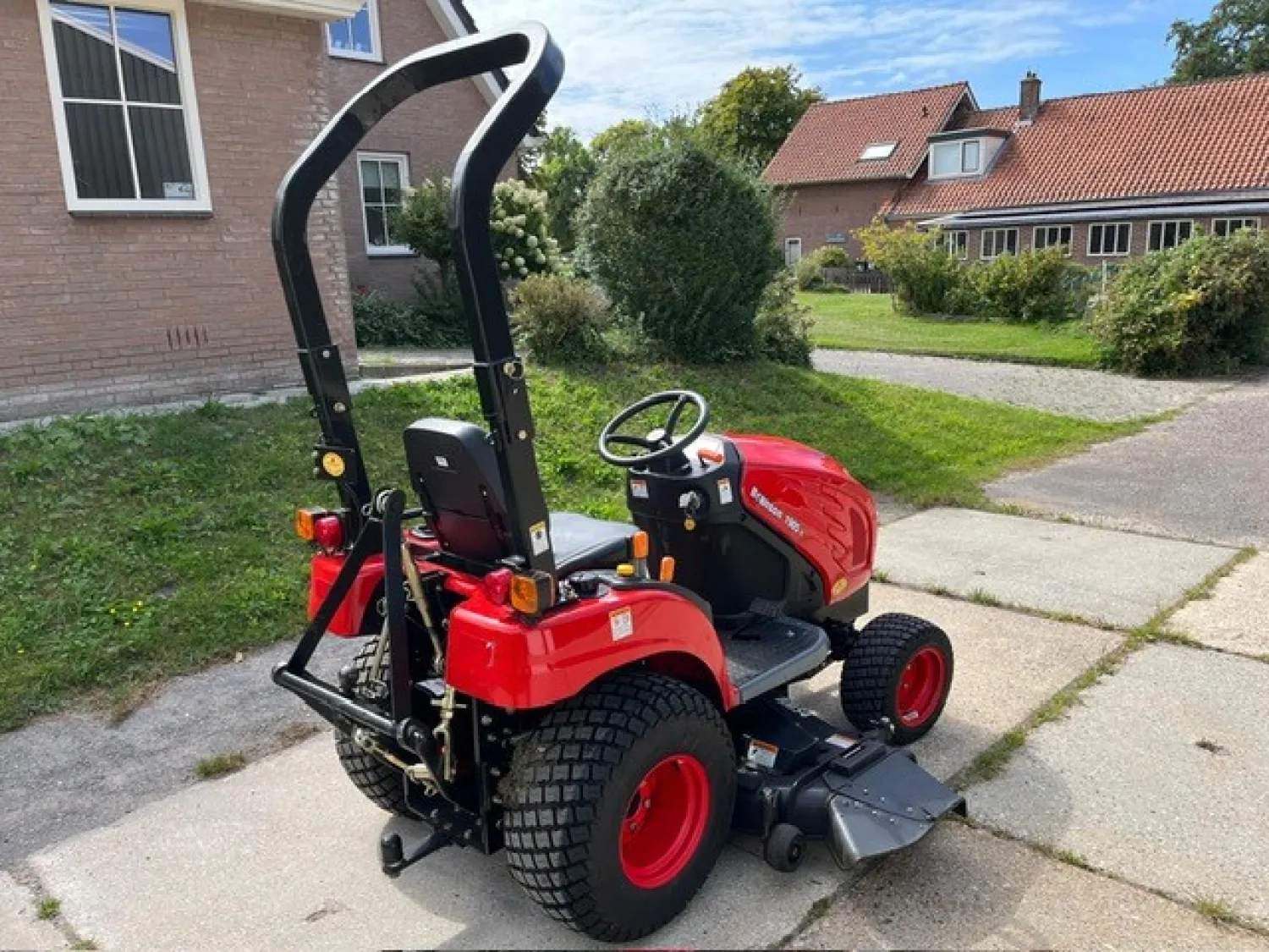 Branson 1905H Compact Tractor met Maaibord