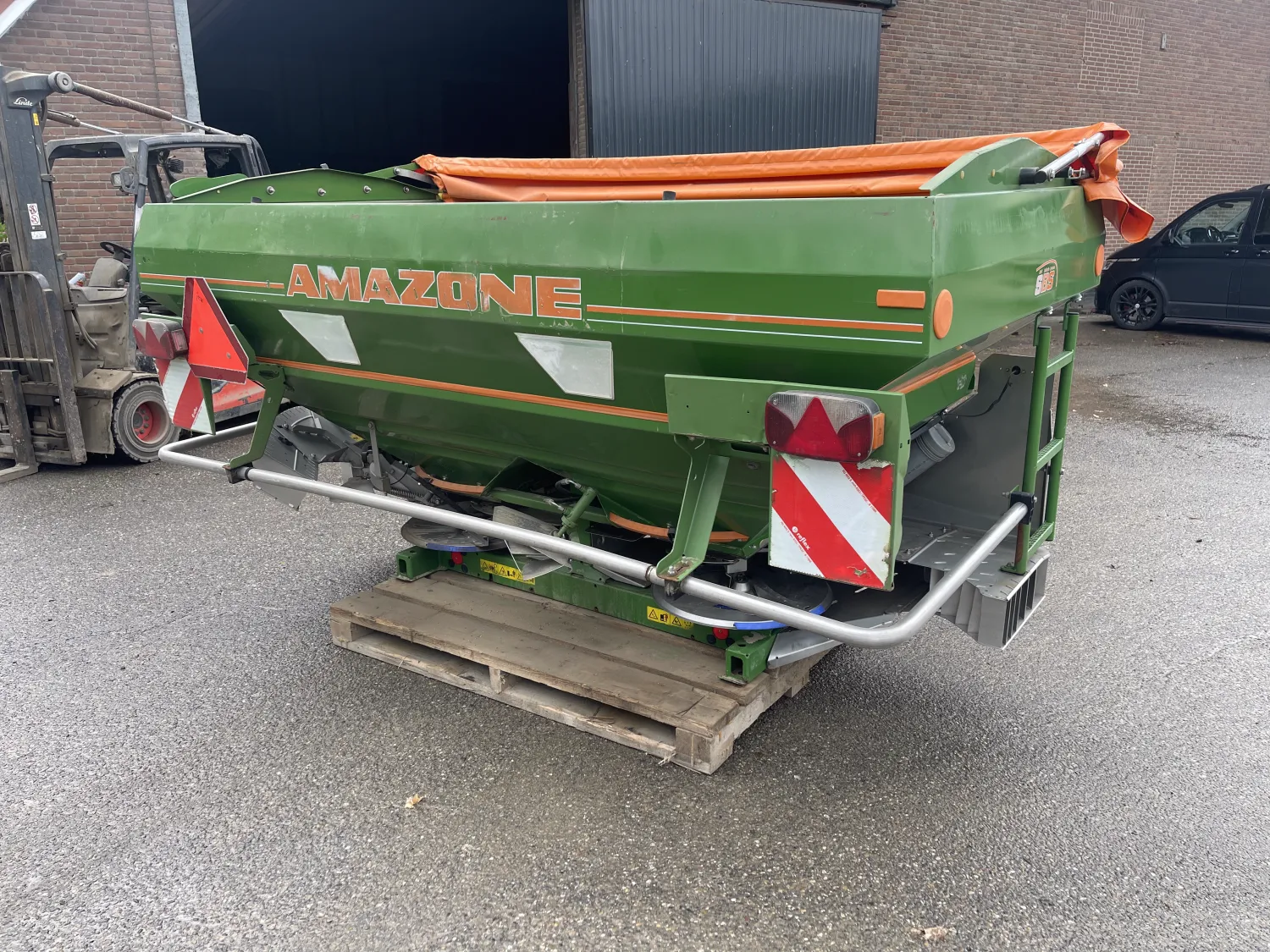 Amazone ZAM Ultra 3000 Spreader - Year 2009