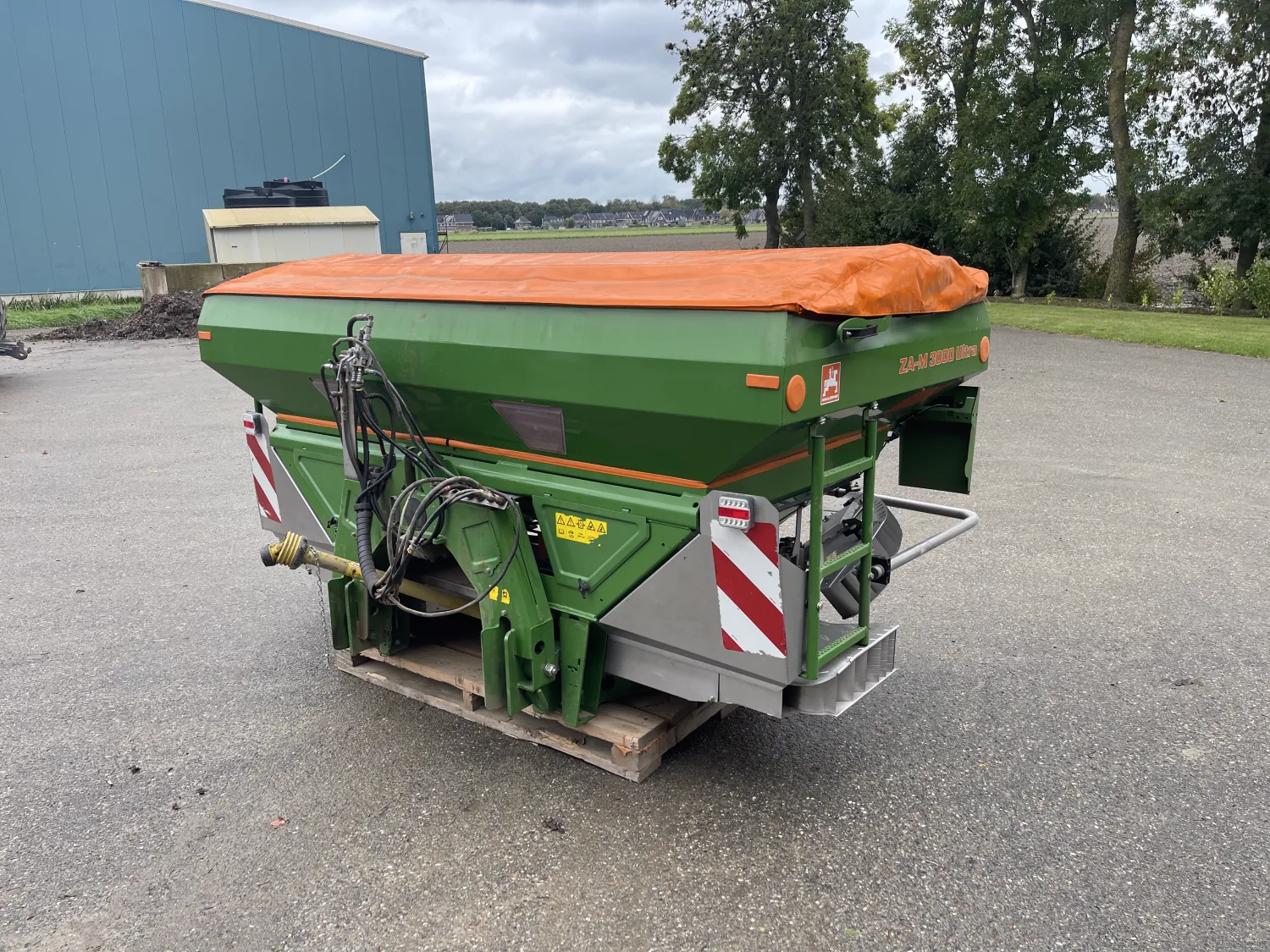 Amazone ZAM Ultra 3000 Spreader - Year 2009