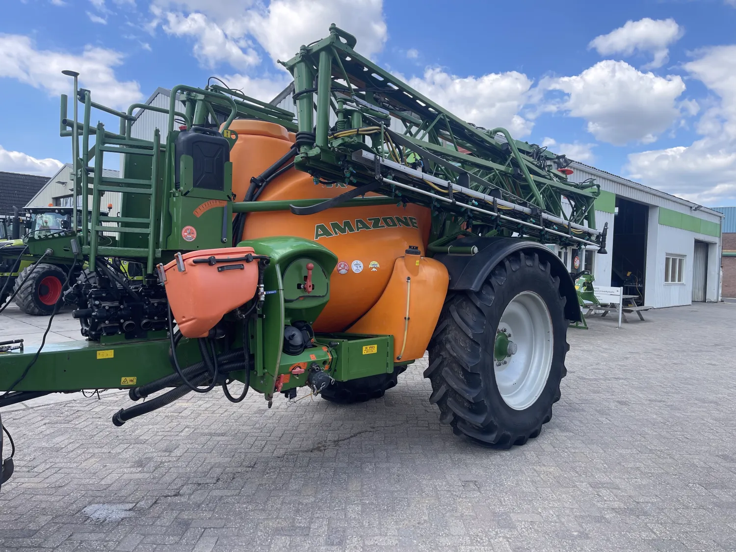 Amazone UX 4200 Sprayer - 36 meters