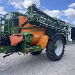 Amazone UX 4200 Sprayer - 36 meters