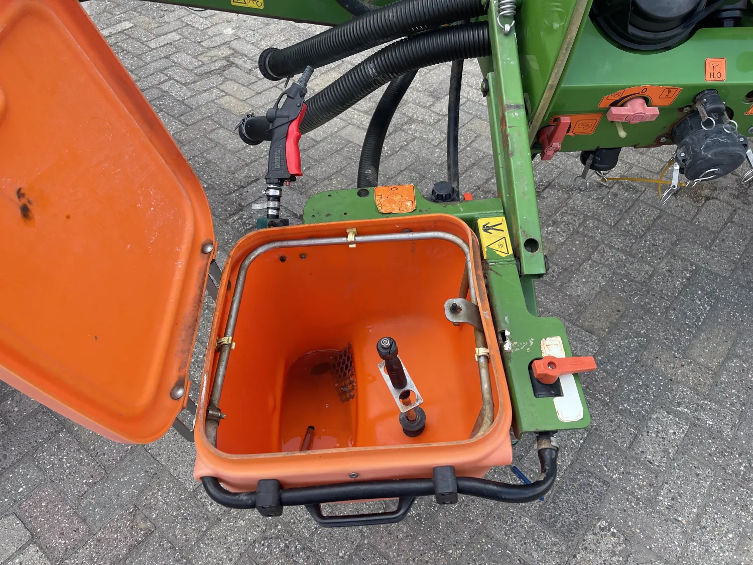 Amazone UX 4200 Sprayer - 36 meters